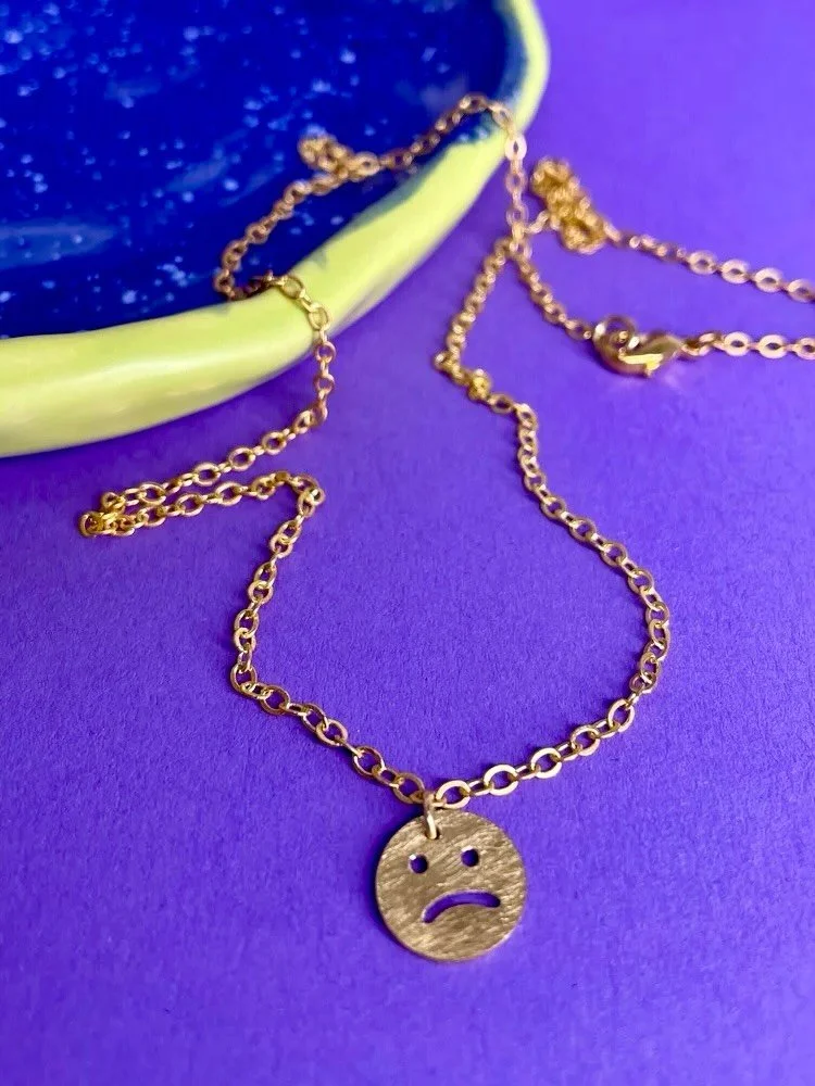 Wie w&auml;re es mit einem handgefertigten Schmuckst&uuml;ck f&uuml;r eure Liebsten? Ob Grumpy oder elegant, unsere Goldschmiedin @katja_schian hat f&uuml;r alle M&auml;use etwas Passendes angefertigt 🐭🩷

Wir haben diese Woche noch ge&ouml;ffnet!
M