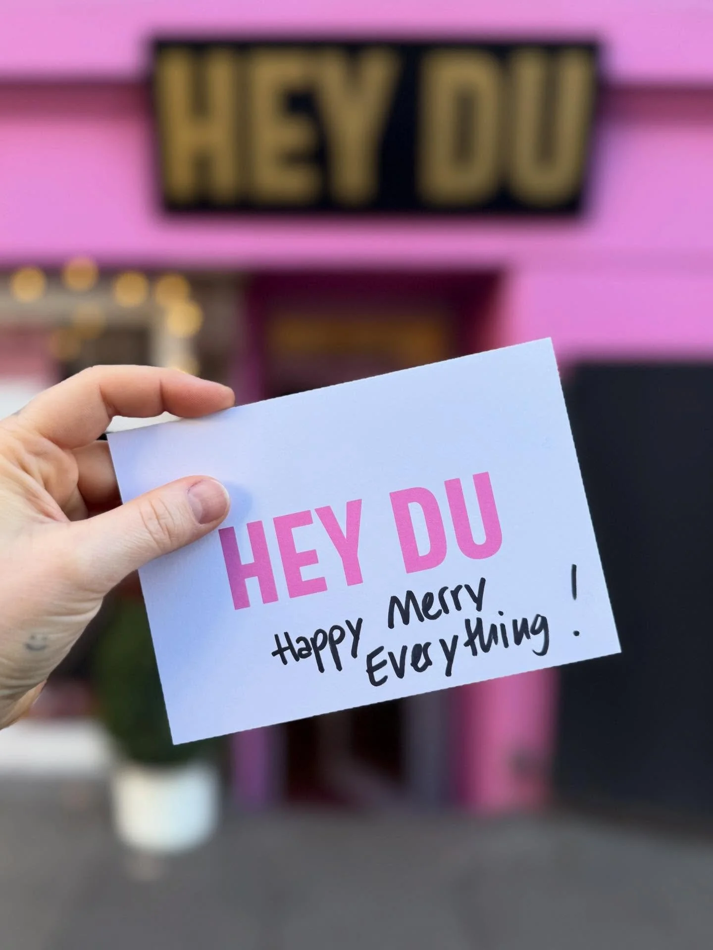 Hey Du! Wir w&uuml;nschen dir super entspannte Feiertage und einen guten Rutsch ins neue Jahr! 🩷

Vielen Dank f&uuml;r deinen Support in 2025. Wir sind super dankbar f&uuml;r jeden Kauf, jedes Like, jede individuelle Schmuck-Anfertigung und jedes Ta