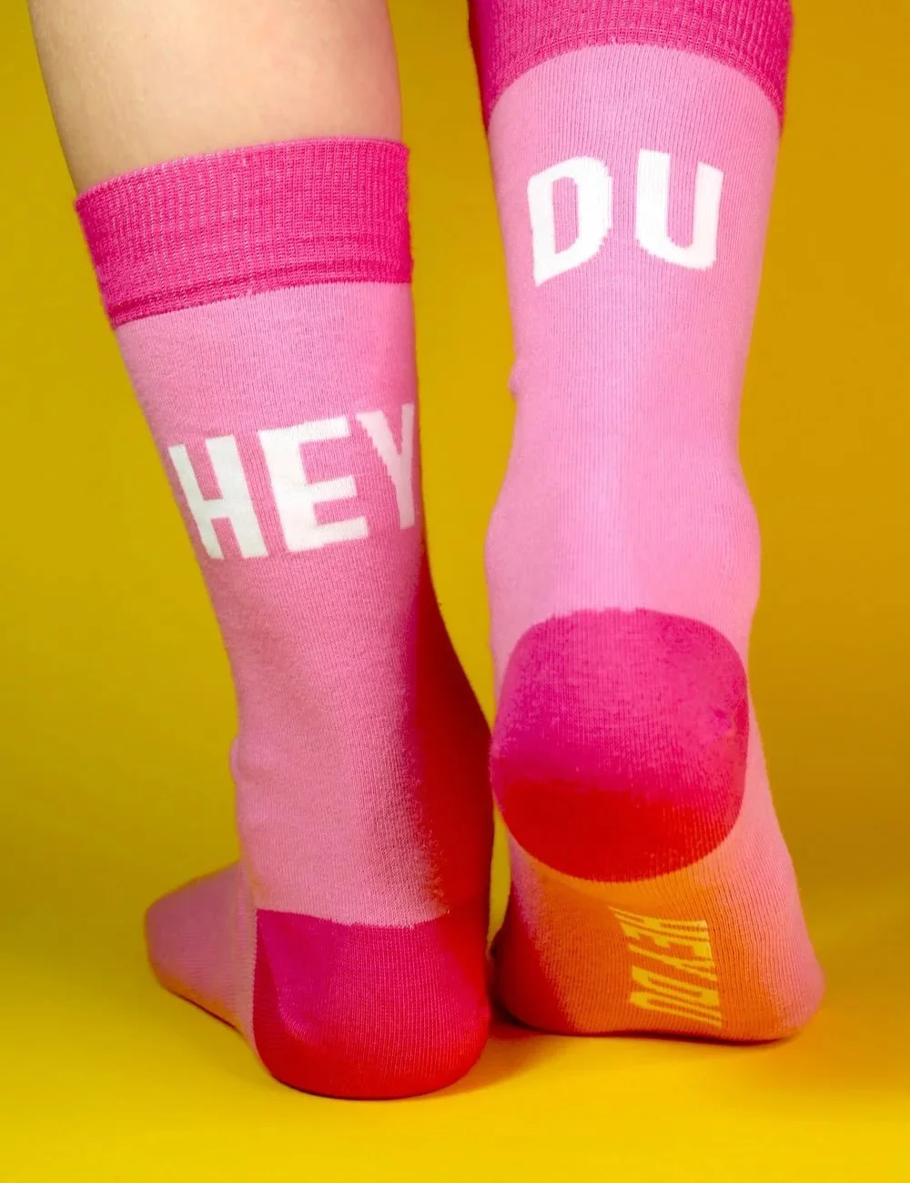 Hey Du, wir sind morgen wieder von 13-19 Uhr f&uuml;r euch da🙂💕

Pssst, heute aber auch bis 16 Uhr🤭

[ Socken von @heydu.store ]

#socken #sockenliebe