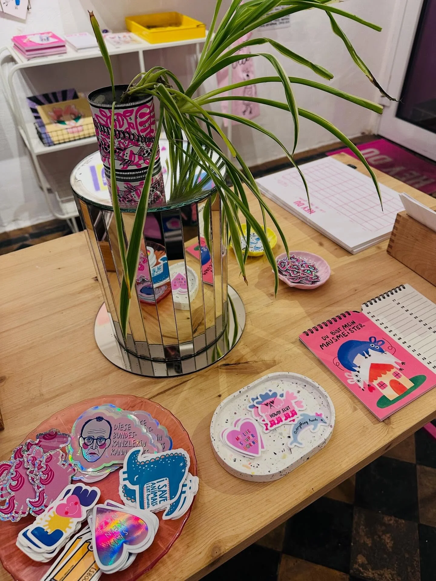 OPEN STORE 13-19 Uhr💕🩷💕
Wir freuen uns &uuml;ber euren Support!

[ Sticker von @knall.braun &amp; @jennegrassmann Kalender von @slingaillustration ]

#supportyourlocal #supportsmallbusiness