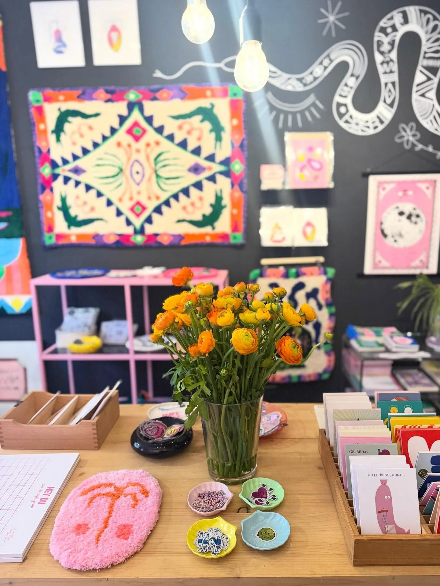 Fr&uuml;hling ist da! 😍🌼🌞

Open Mi-Fr | 13-19h &amp; Sa | 12-17h