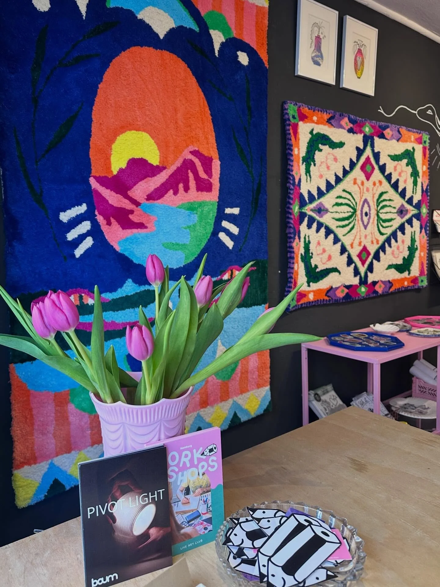 Frische Blumen, check🌷
Open store 12-17 Uhr

[ Teppiche von @frau.ines ]

#supportyourlocal #supporteachother