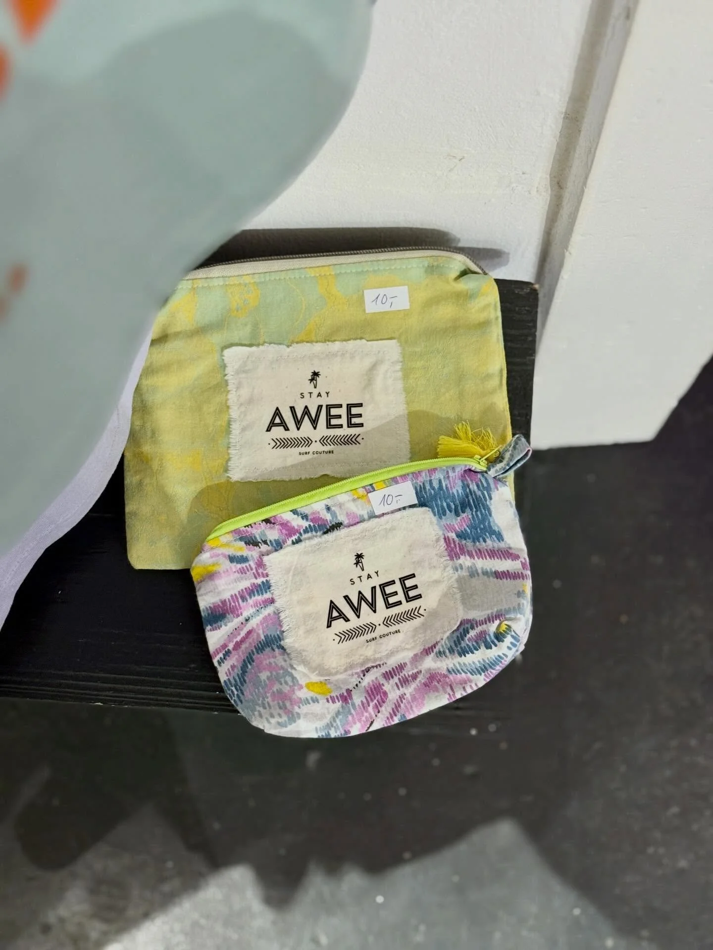 NEU bei uns im #popupflur @stay.awee 🐚🌊🌞

Als ehemalige leidenschaftliche Surferin und Weltenbummlerin hat Leila, unzählige Surfspots besucht, die ihre kreative Reise inspiriert haben. Nach Jahren des Reisens und Arbeitens in der lebendigen Musik