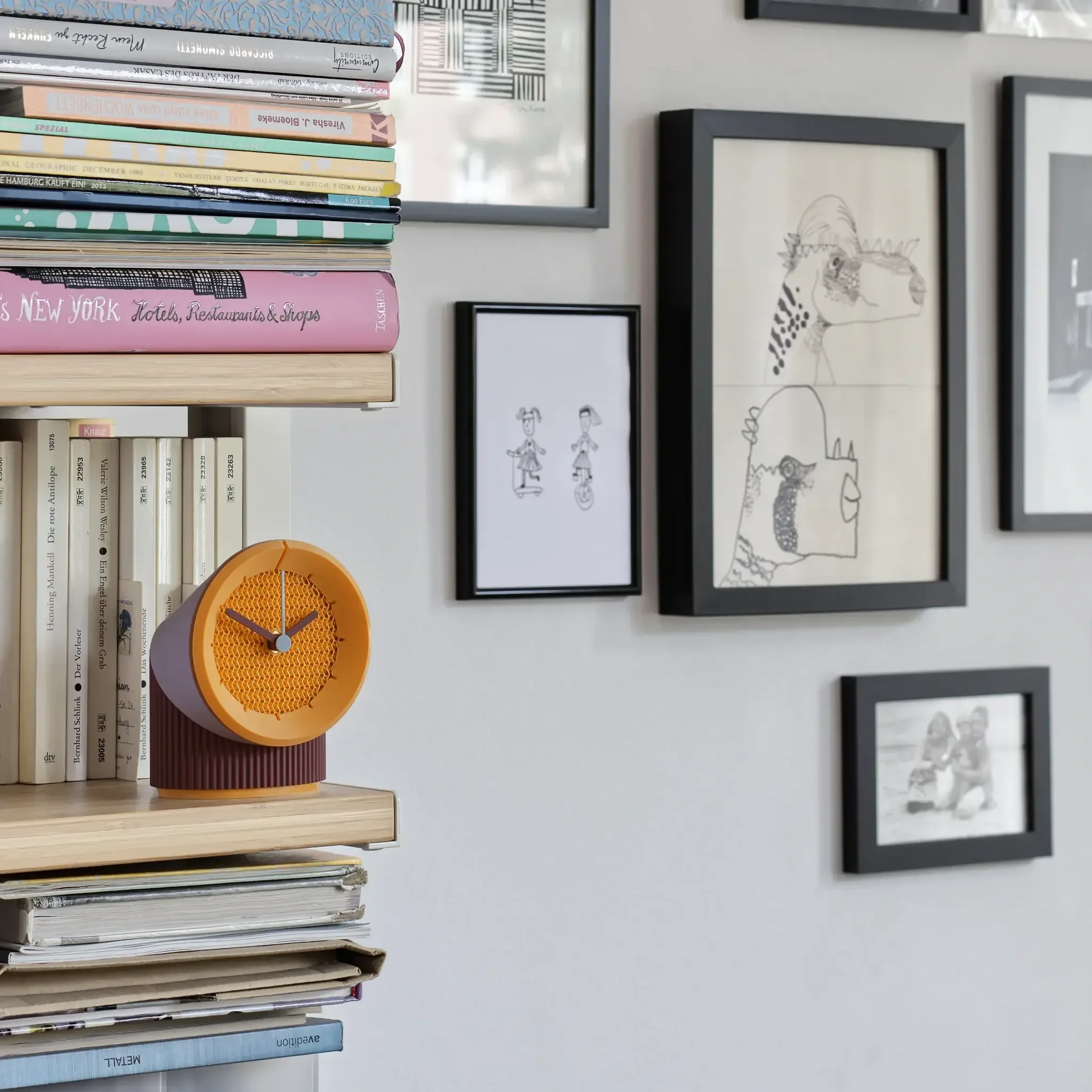 20250714_PIVOT_Uhr_Regal_maracuja_02.webp