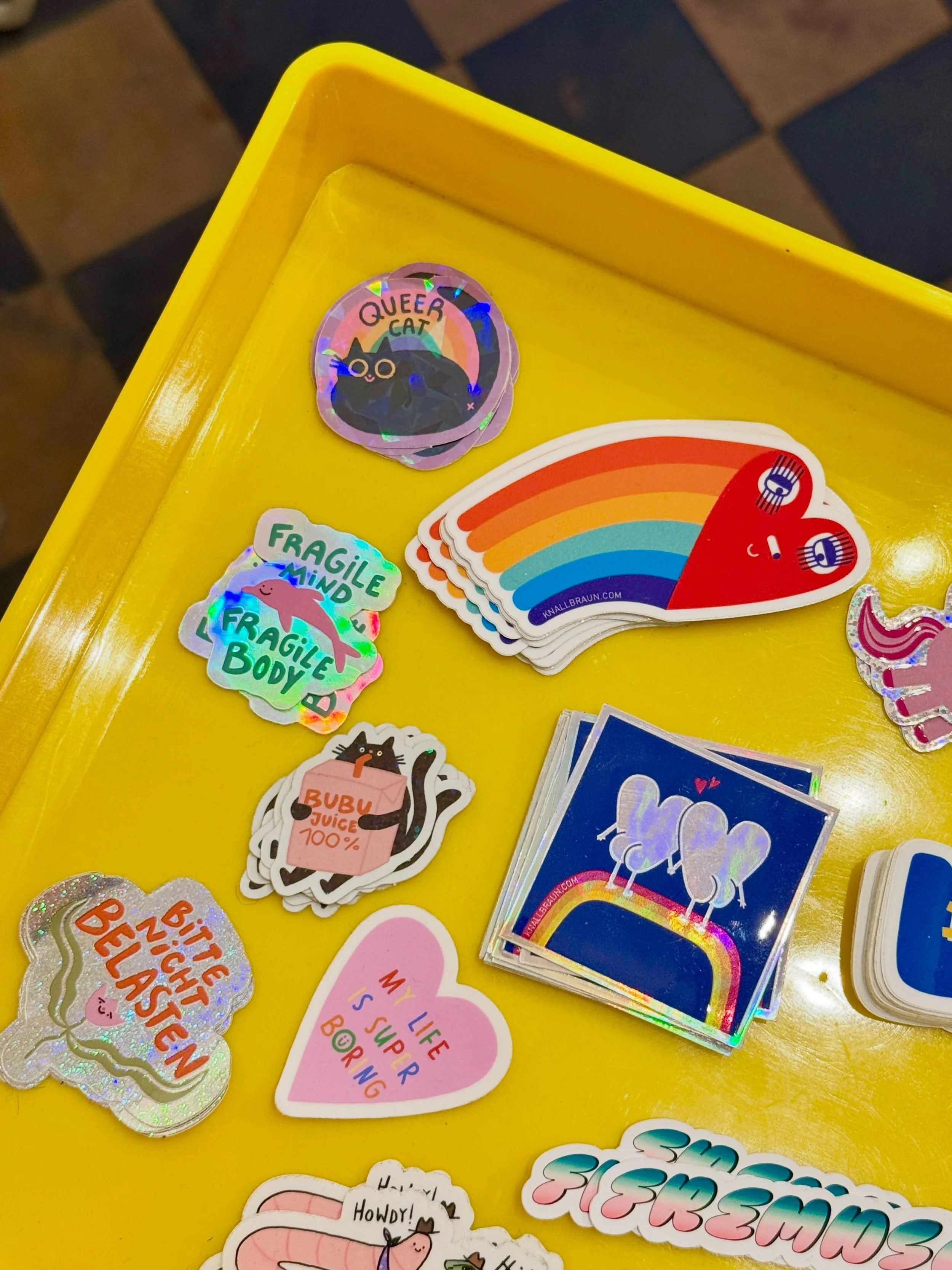 Happy #pridemonth 💛🧡❤️🩷💜💙🩵💚
Open Mi-Fr | 13-19h &amp; Sa | 12-17h 🌈

Sticker von @knall.braun @slingaillustration @jennegrassmann @thenaughtydistrict