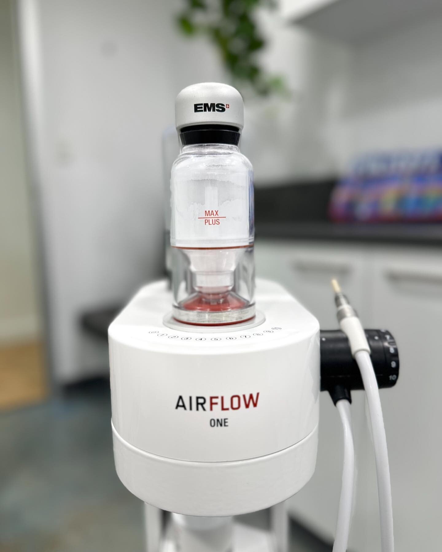 Swipe to see the amazing results.. 🦷 ✨  If you suffer from sensitive teeth the Airflow EMS is suited for you! With water temperature of 45 degrees to prevent sensitivity discomfort during dental cleans. This gentle technology removes plaque and stai