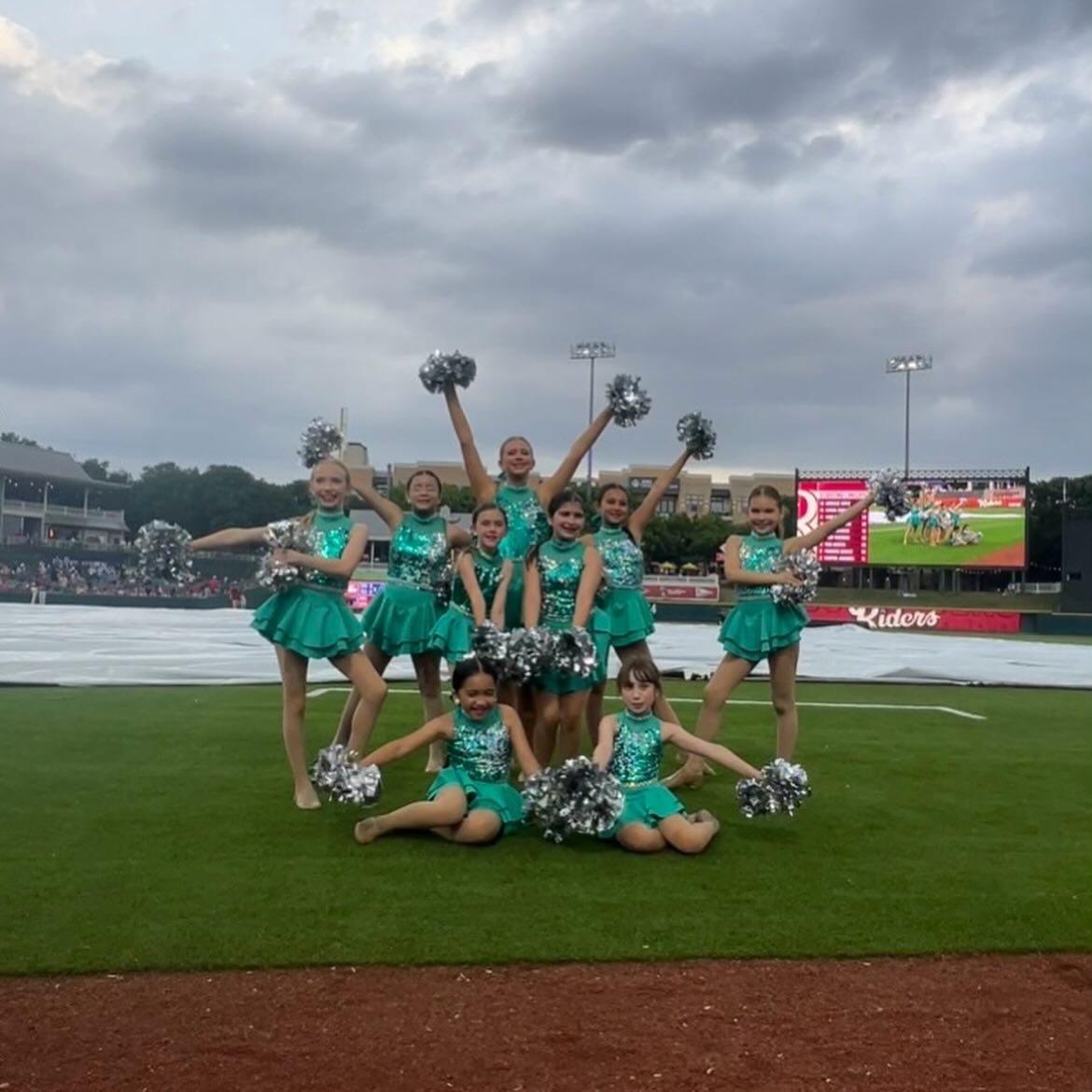 Our MDS Performance Team Juniors had a blast last weekend performing at the @friscoroughriders game! ⚾️ We love watching you shine!

#passionartistrydance #discovertheartistwithin #allendancestudio #mckinneydancestudio #friscodancestudio #thedancestu