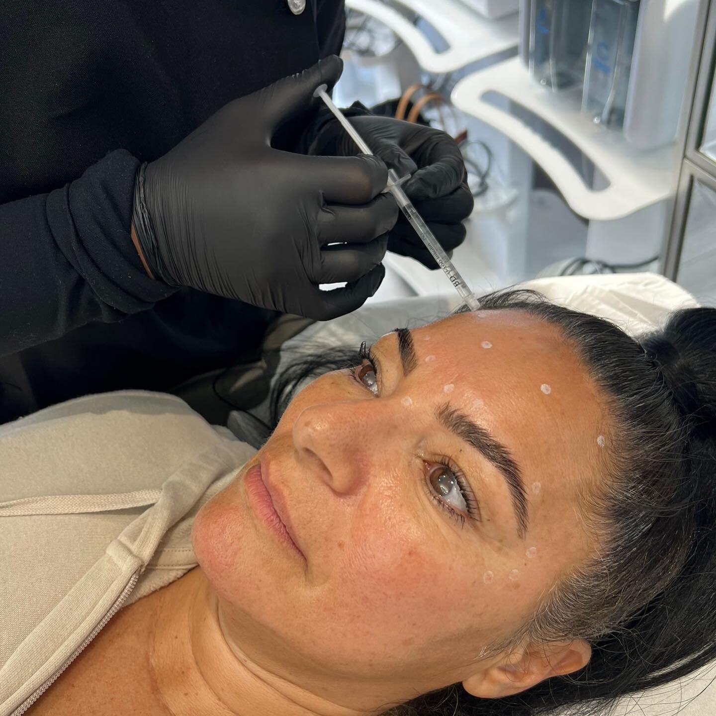 The perfect Sunday? Getting your anti wrinkle topped up 😉💉

🗓️We have Anti Wrinkle appointments available this month! Whether it&rsquo;s your first time or a top up, you can book online 📱 

📲 BOOK your anti wrinkle treatment 
💻 Link in bio 
💞 