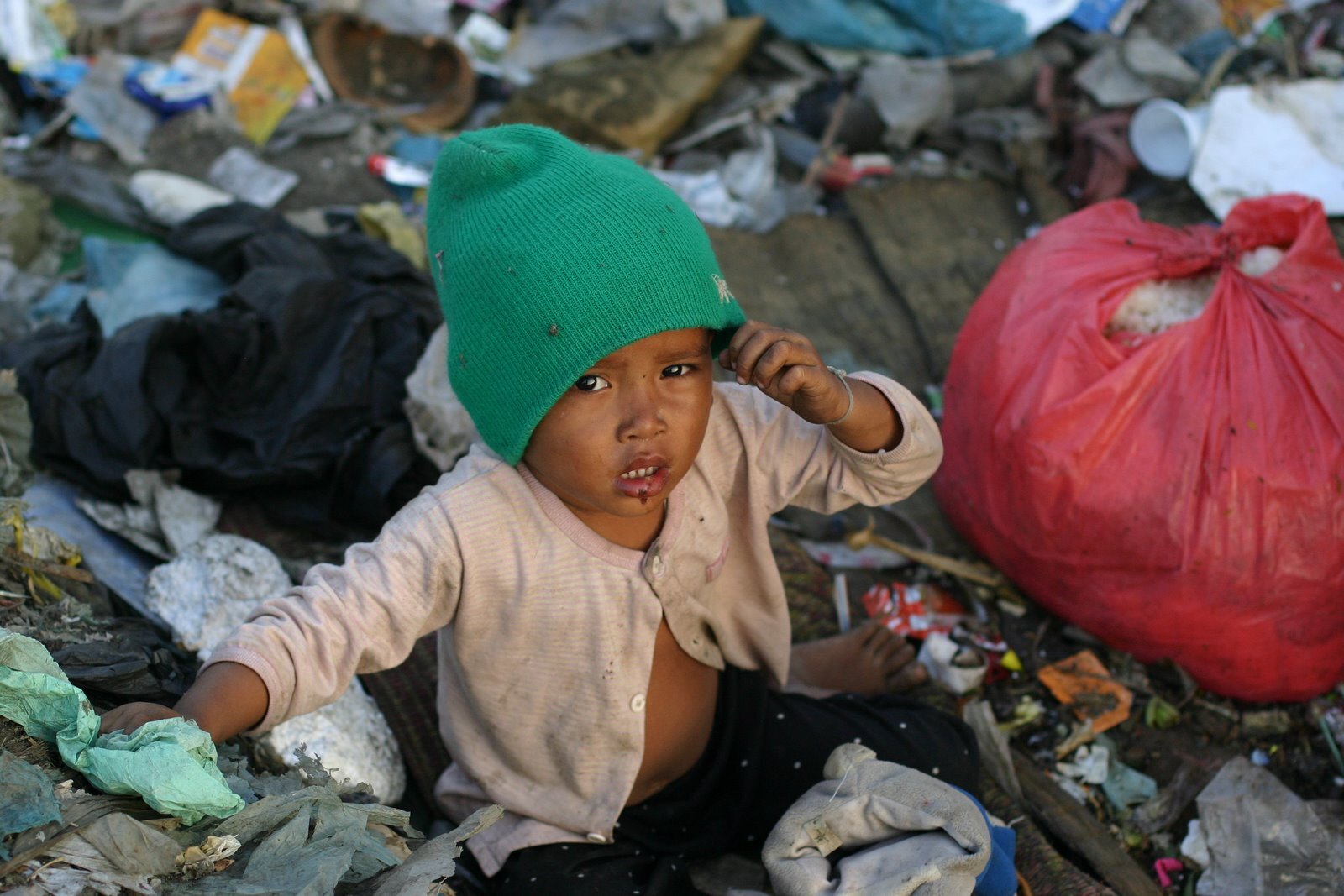 Cambodia.orphans.Dump.12.06 228.jpg