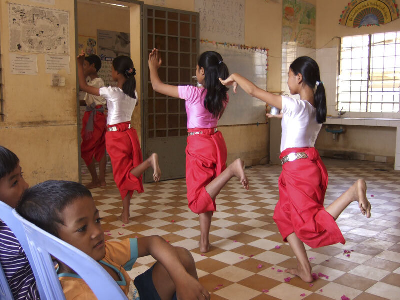 125__cambodia_girls_dancing.jpg