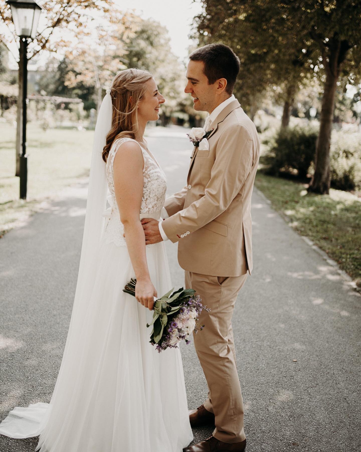 Spontan die Hochzeit vorzuverlegen anstatt abzusagen ist eine beeindruckende Leistung. Alles umzuplanen war sicher sehr stressig. So konnte aber im Rahmen geheiratet werden wie es erlaubt und auch gewünscht war. 
.
.
.
.
.
.
.
.
.
.
.
#hochzeit2020 