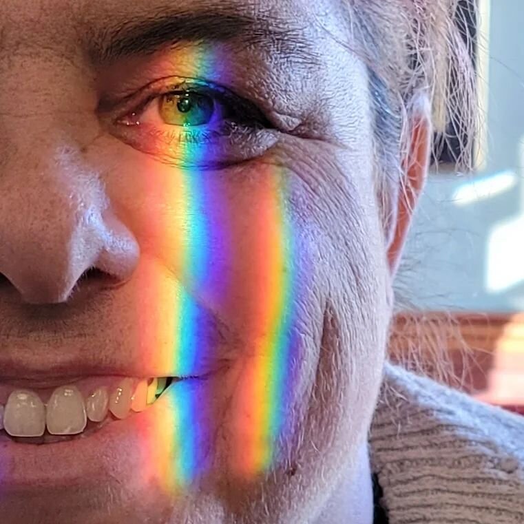 When you are sitting in the pub and a rainbow hits your face #rainbowface #inthepub #pubgrub Photography by @zippy.the.chestnut