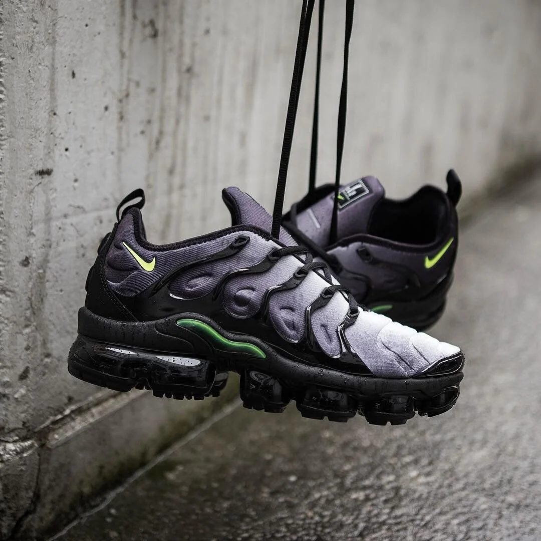 vapormax plus black sale