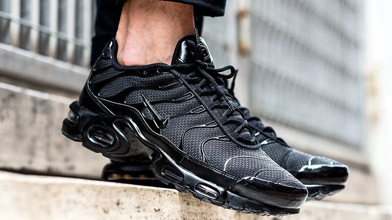 all black nike tns