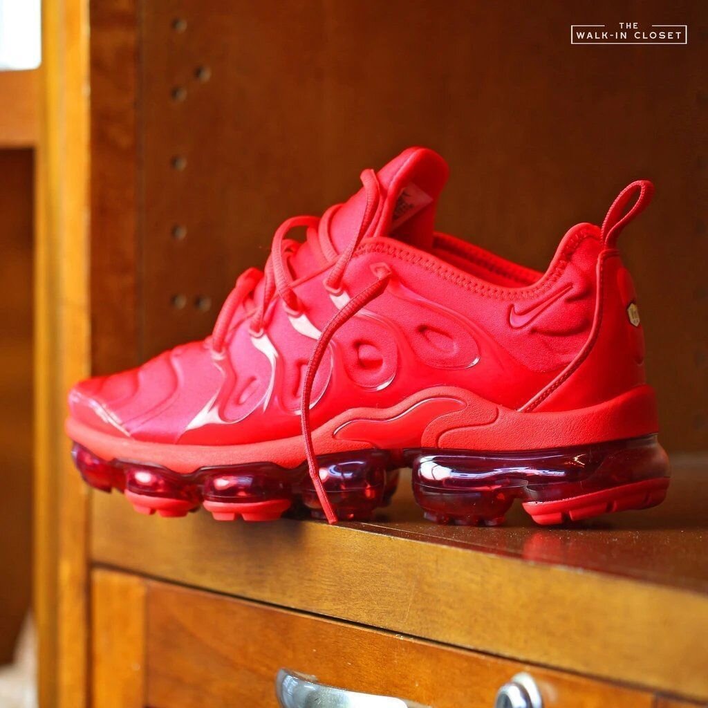 triple red nike vapormax plus