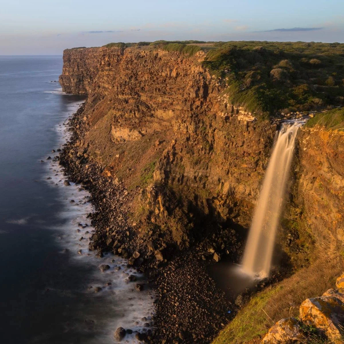 ESCURSIONE ALLA CASCATA DI CAPO NIEDDU E ISCALA DE S&rsquo;ATENTU &ndash; CUGLIERI
Un itinerario panoramico sul versante occidentale del Montiferru, tra scogliere basaltiche, mare aperto e antichi percorsi pastorali. Un&rsquo;esperienza immersiva nel
