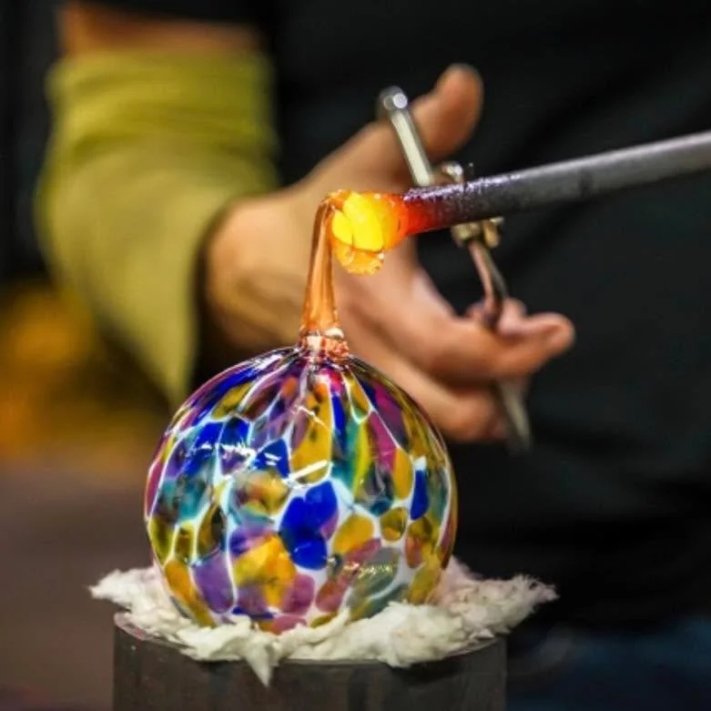 GLASSBLOWING CLASSES!!
If you ever wanted to have a go at glassblowing now is your chance! 
We are offering a range of glassblowing classes in November and December at my studio in South Buckinghamshire.

Follow this link to book!! 
https://www.aliso