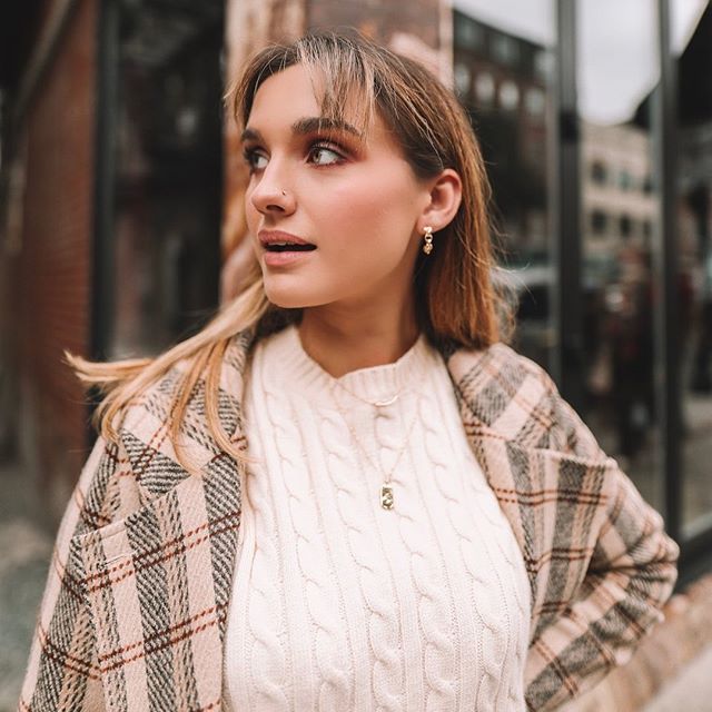 It's all about the accessories, boo! 💁🏻&zwj;♀️ Did you know that we carry a wide range of jewelry pieces? 😱 Fun, trendy picks and even some classic, wear-'em-for-years items like these that our babe @claud.tosi is sporting! // Come check them out 