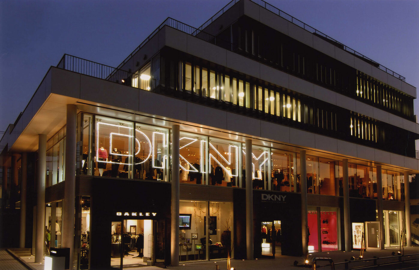 01_DKNY-Tokyo.jpg