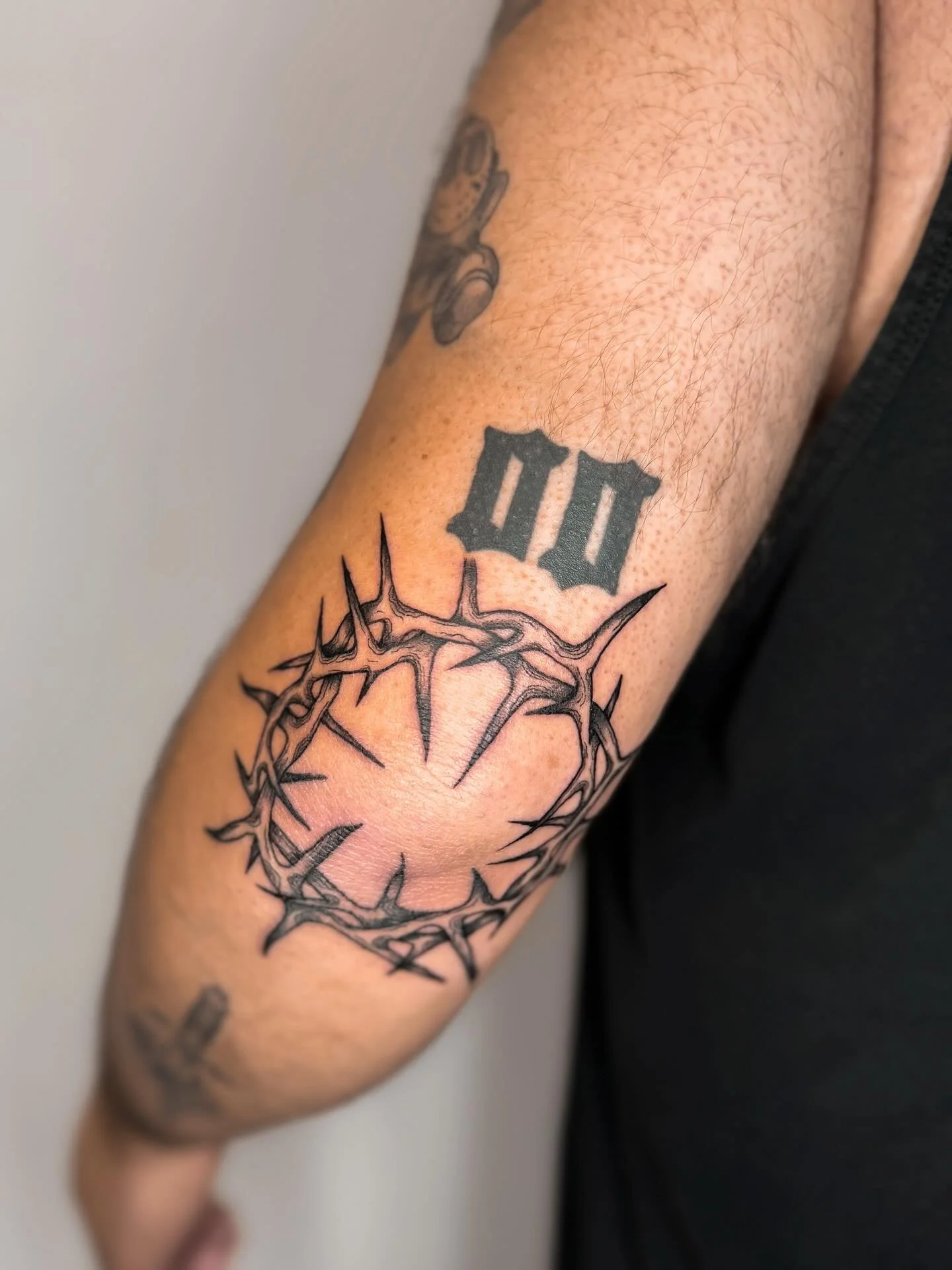 Thorns around the Elbow Done by Jameson
&bull;
&bull;
&bull;
DM/Email the studio to schedule your next appointment!
&bull;
&bull;
&bull;
#tattoo #tattoos #torontotattoo #torontoartist #artist #tattooartist #tattooshop #shop #art  #vaughan #vaughantat