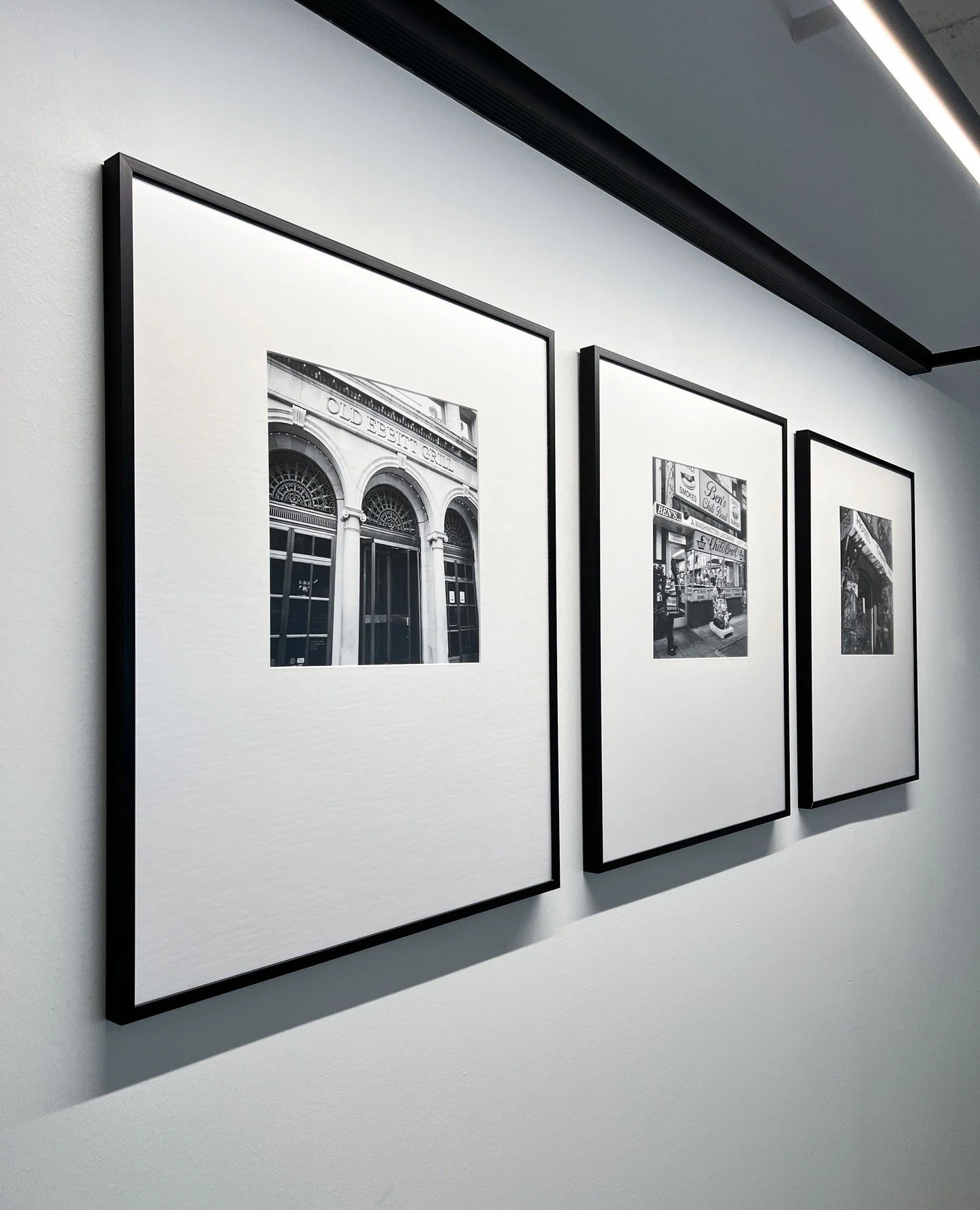 It&rsquo;s all about the details.⁠
From the bright white mat board to the bottom-weighted composition and picture light above, this set proves simplicity can feel anything but plain.