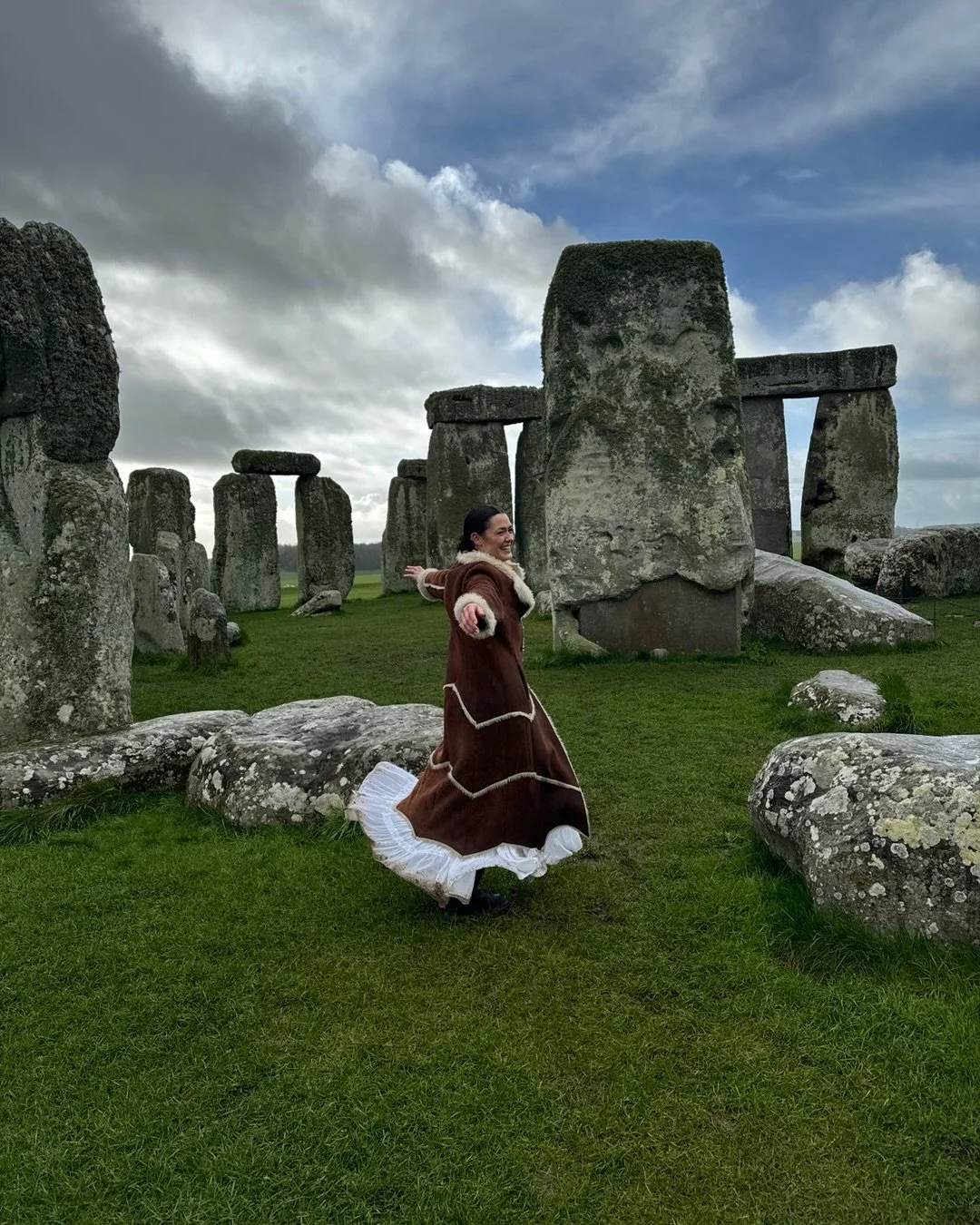 Two years ago today, a life long dream of being inside the stones of Stone Henge came true thanks to my dear friend @ookushana_school_of_healing 🧚🌿🌈. 

She organised a private ceremony in the stones and it will stay with me for life 🥹❤️.

When li