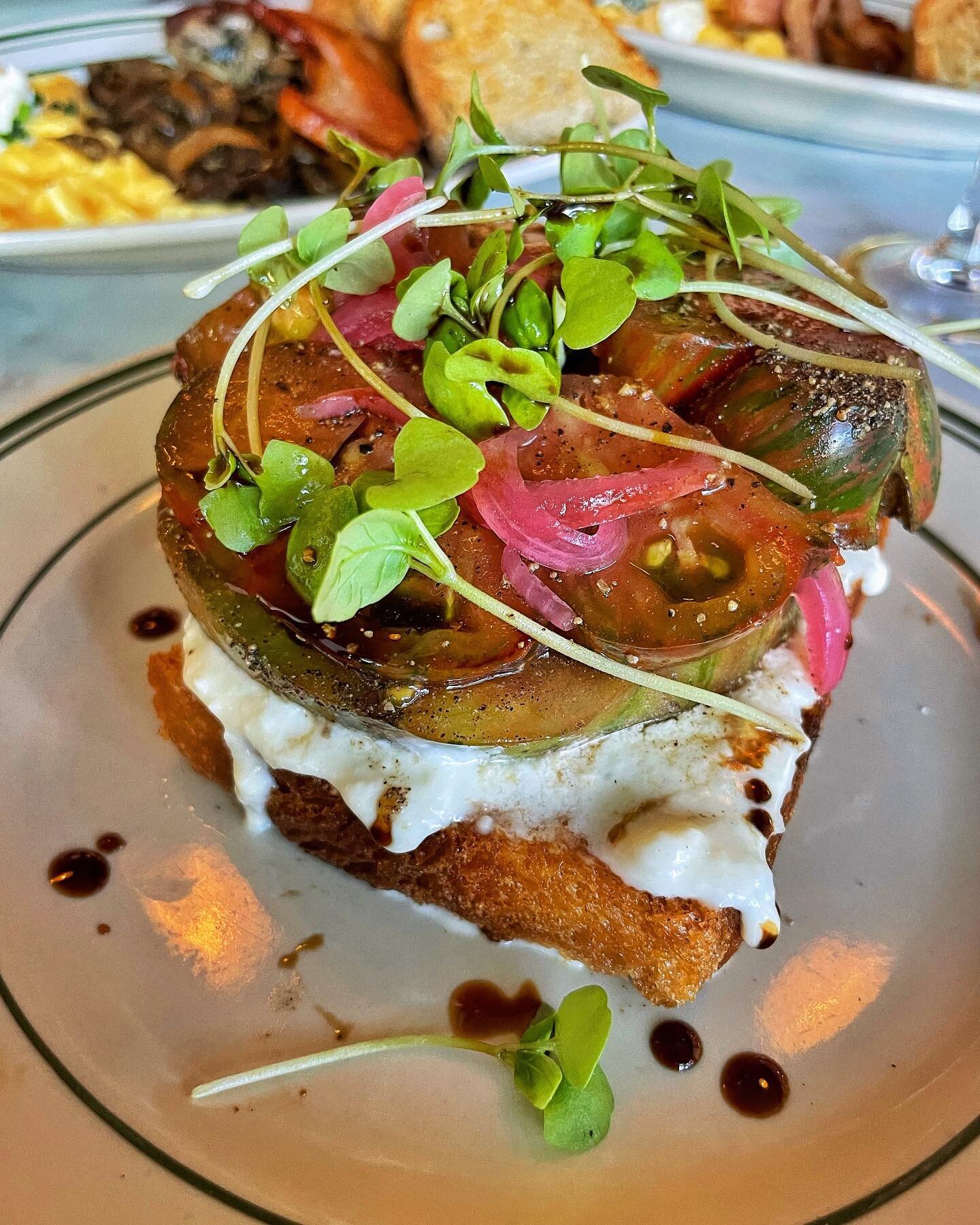 Summer 🍅 &gt;&gt;

|| Heirloom Tomato Toast || Stracciatella Cheese, Pickled Red Onion, Vin Cotto | #heirloomtomatoes #stracciatella #toast #brunch #toronto #thechewreview
