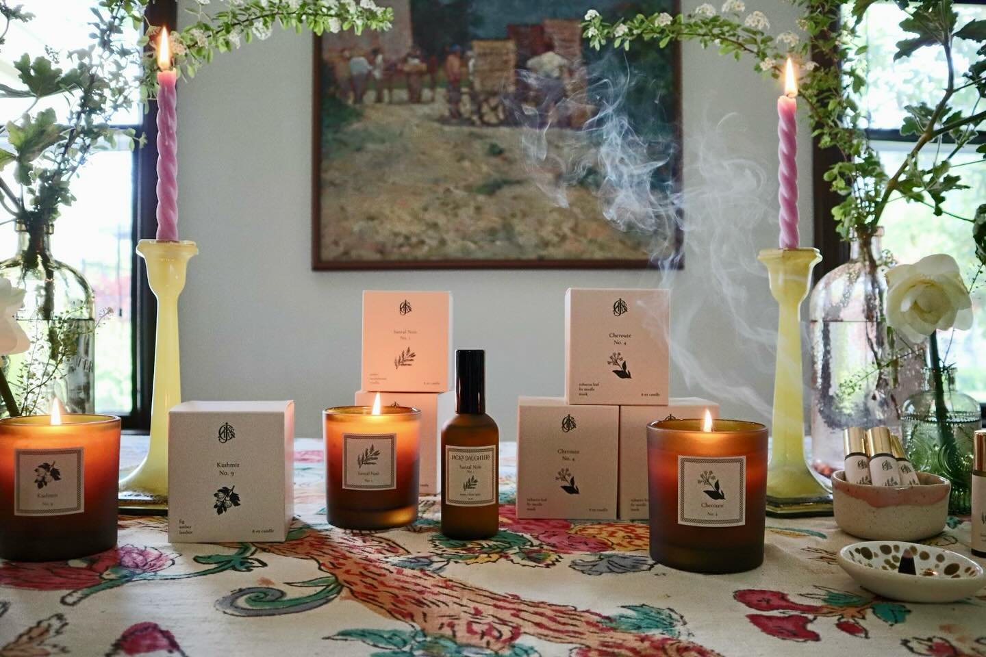 Fun fact: the glow from a candle makes a room prettier. We say, the more the merrier and mixing tapers in with your scented candles is always a good idea 🕯️ 🤎