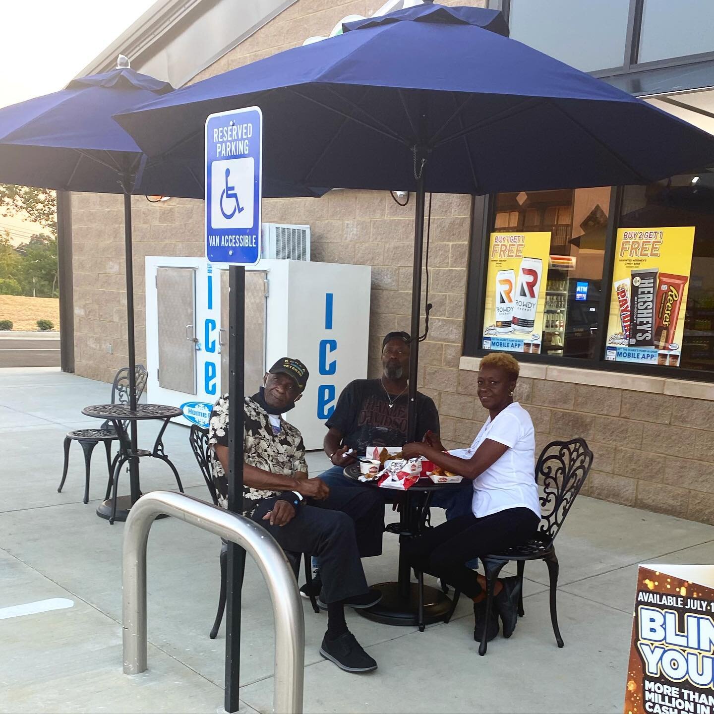 Customers enjoying the outdoor dining area at the brand new store in Georgetown, KY that opened this week! 💙💙💙

#ReturnRefreshRefuel