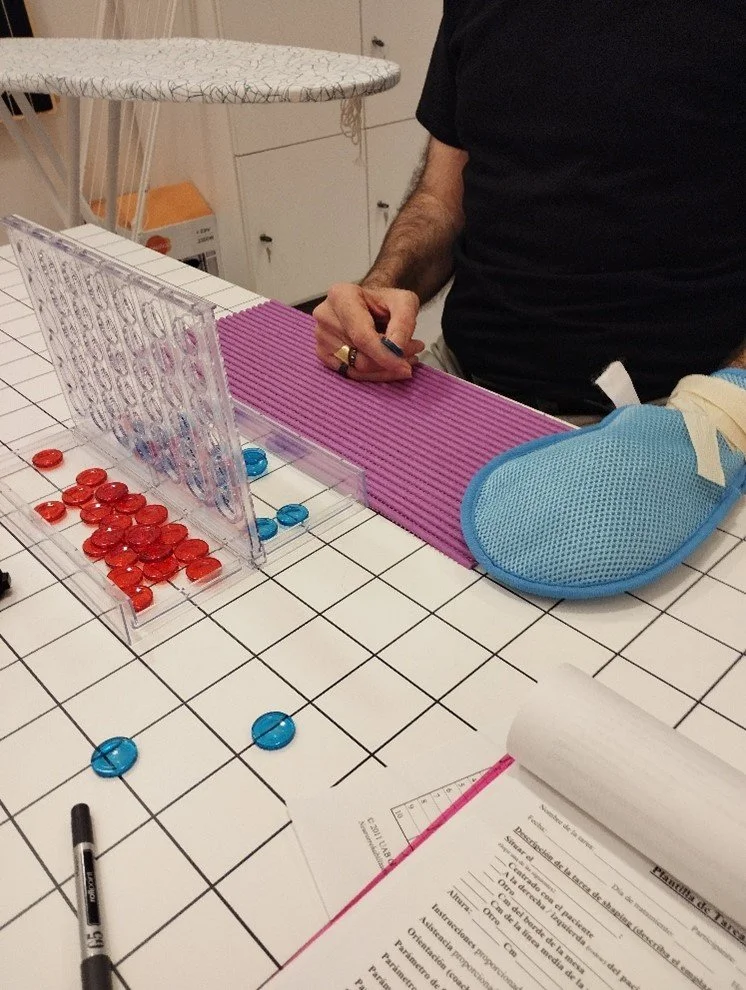 Manopla usada dentro de programa CIMT, en medio de una sesión de tareas de shaping.