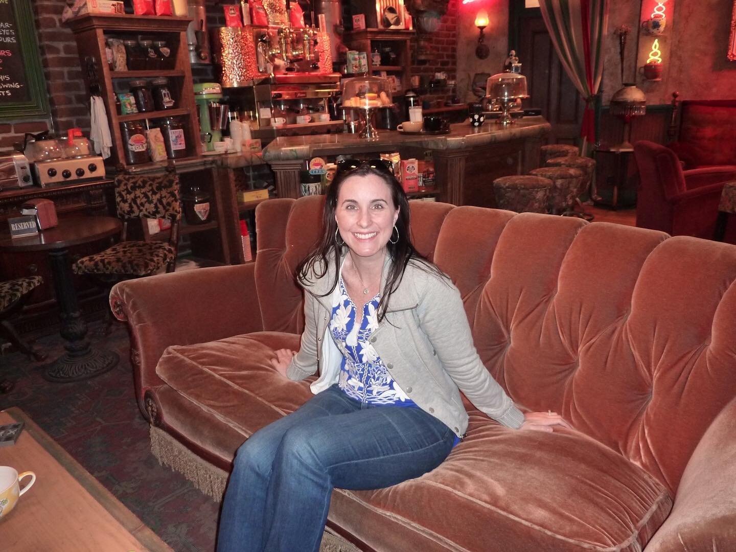 TBT: At my favorite NYC coffee shop. Seemed like the same six people were always hogging this couch.🤷🏻&zwj;♀️

🙋🏻&zwj;♀️ Who&rsquo;s watching the Friends reunion tonight ?