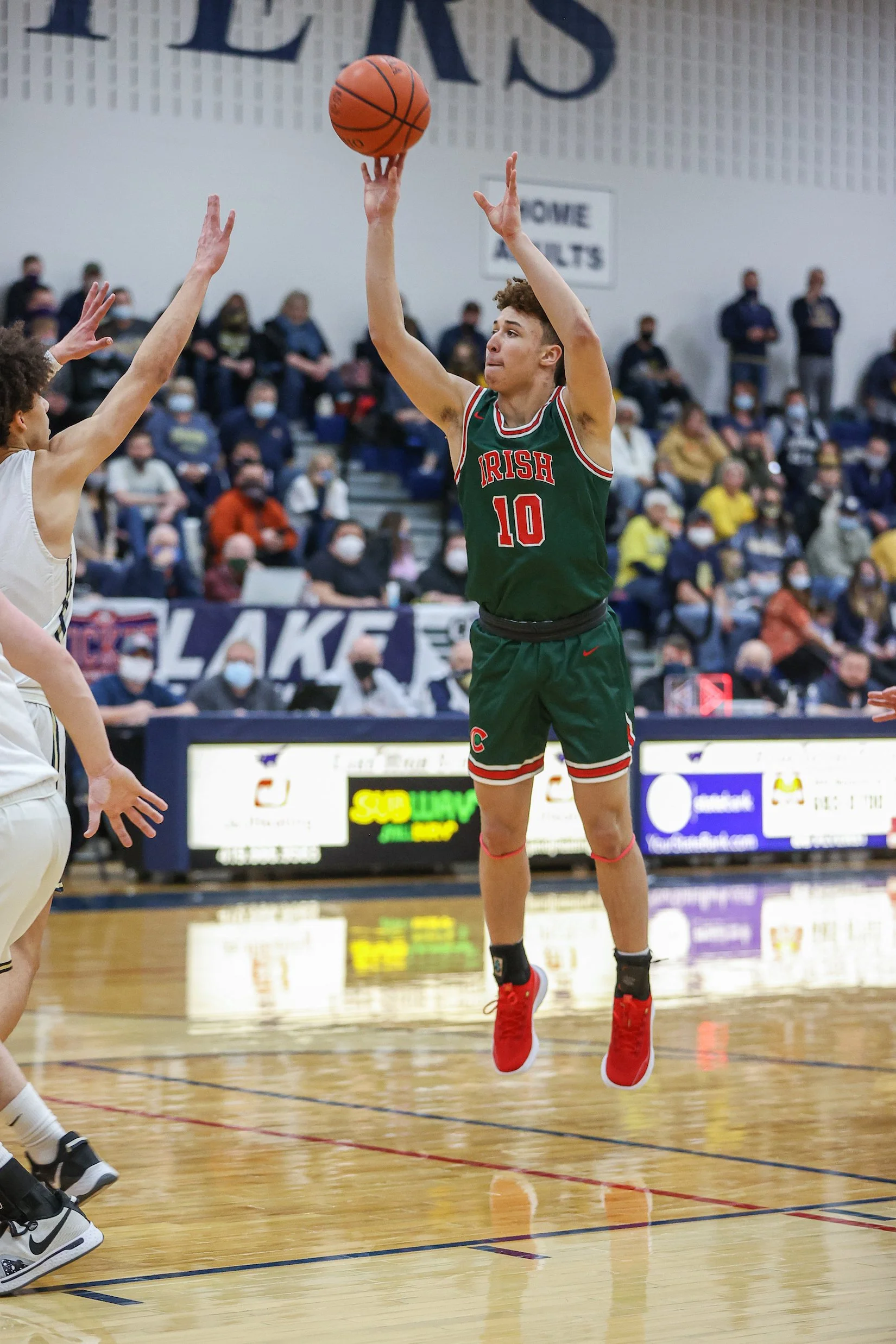 Boys’ Basketball Demolishes Waite in Season Opener, 77-29