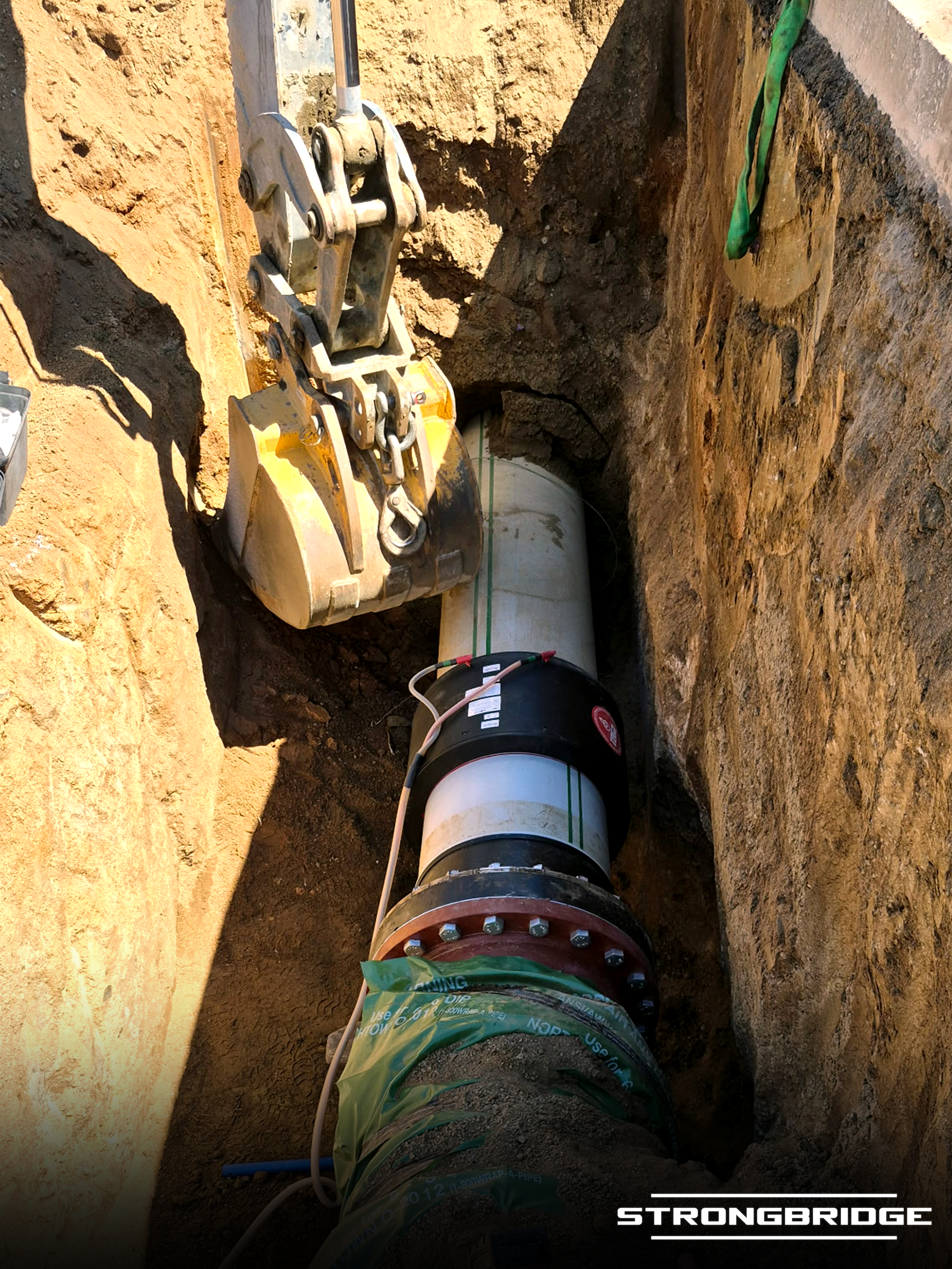 Image of a pipeline installation in California's Central Valley featured a Strongbridge-Tega 20-inch large-diameter HDPE electrofusion coupler, demonstrating the precision and planning required for successful large-diameter HDPE installations.