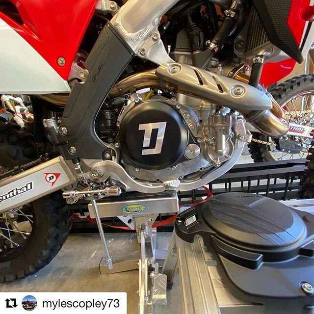 Sick! The new Honda 450L Clutch Cover Guard. Also fits the other new 450&rsquo;s. 😉 Thanks for sharing . #Repost @mylescopley73 with @get_repost
・・・
Beefed up my clutch cover with a @trailjammerdesigns case saver for my CRF450L.  The quality of the 