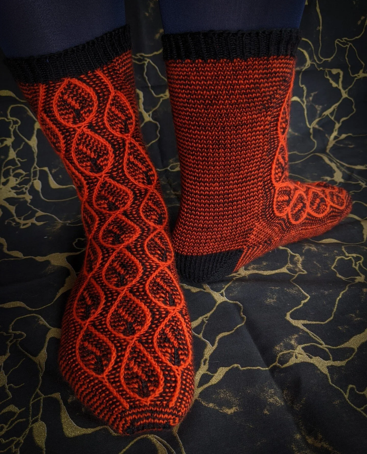 I'm still noodling on what patterns I want to get during this year's Fasten Off Yarnalong. Obviously I need a sock or two. But which?!?!⁠
Here's one that folks consistently enjoy from my collection!⁠
Pattern: Black Flame Candle⁠
Yarn: @knit_picks Str