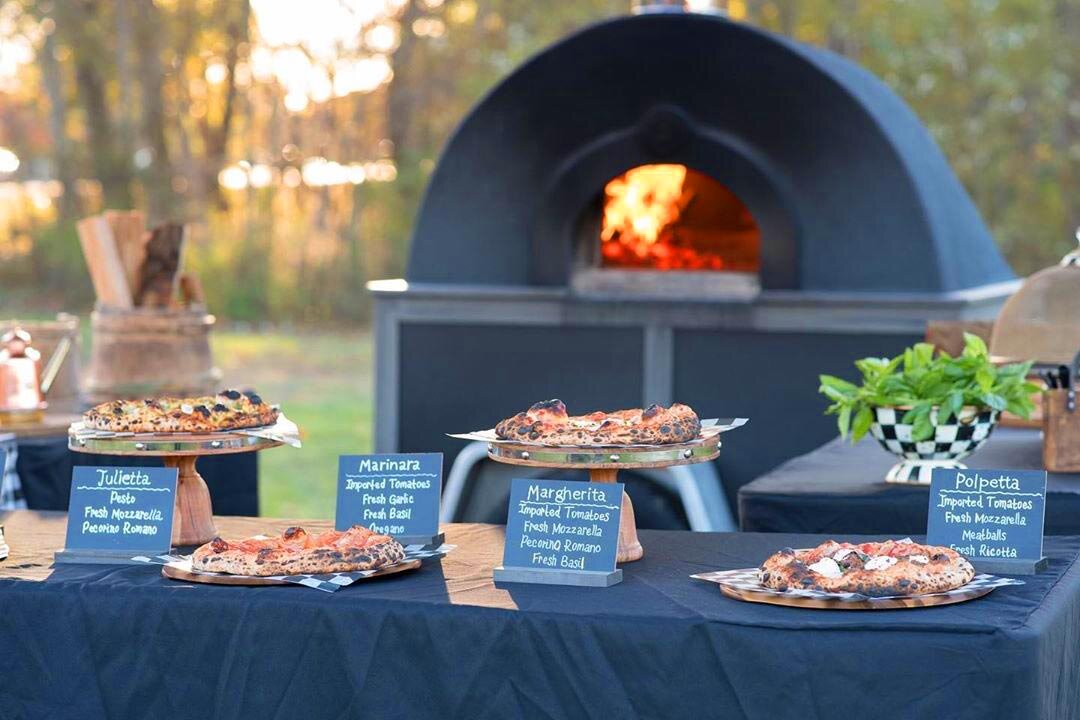 caterer-with-pizzas.jpeg