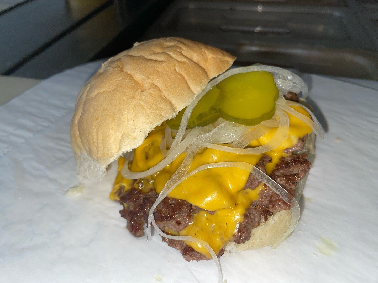 Cheeseburger Cheeseburger Tuesday! Grab one for lunch or dinner, but grab one before they're gone!

#vinnies #stl #eatstl #foodie #stlouisfoods #stlfoods #greek #italian #lindenwoodpark #sandwiches #special #lunch #dinner #smallbusiness #local #sandw