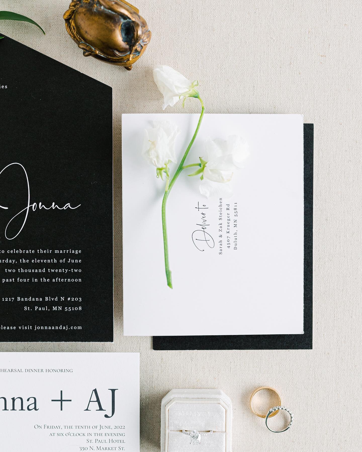 A classy black and white moment with a pop of color🤍🖤

There are so many ways to bring your own personal touch, while sticking with the classics✨

#blackandwhite #weddingtrends #classywedding #mnweddinginspo #minnesotabride