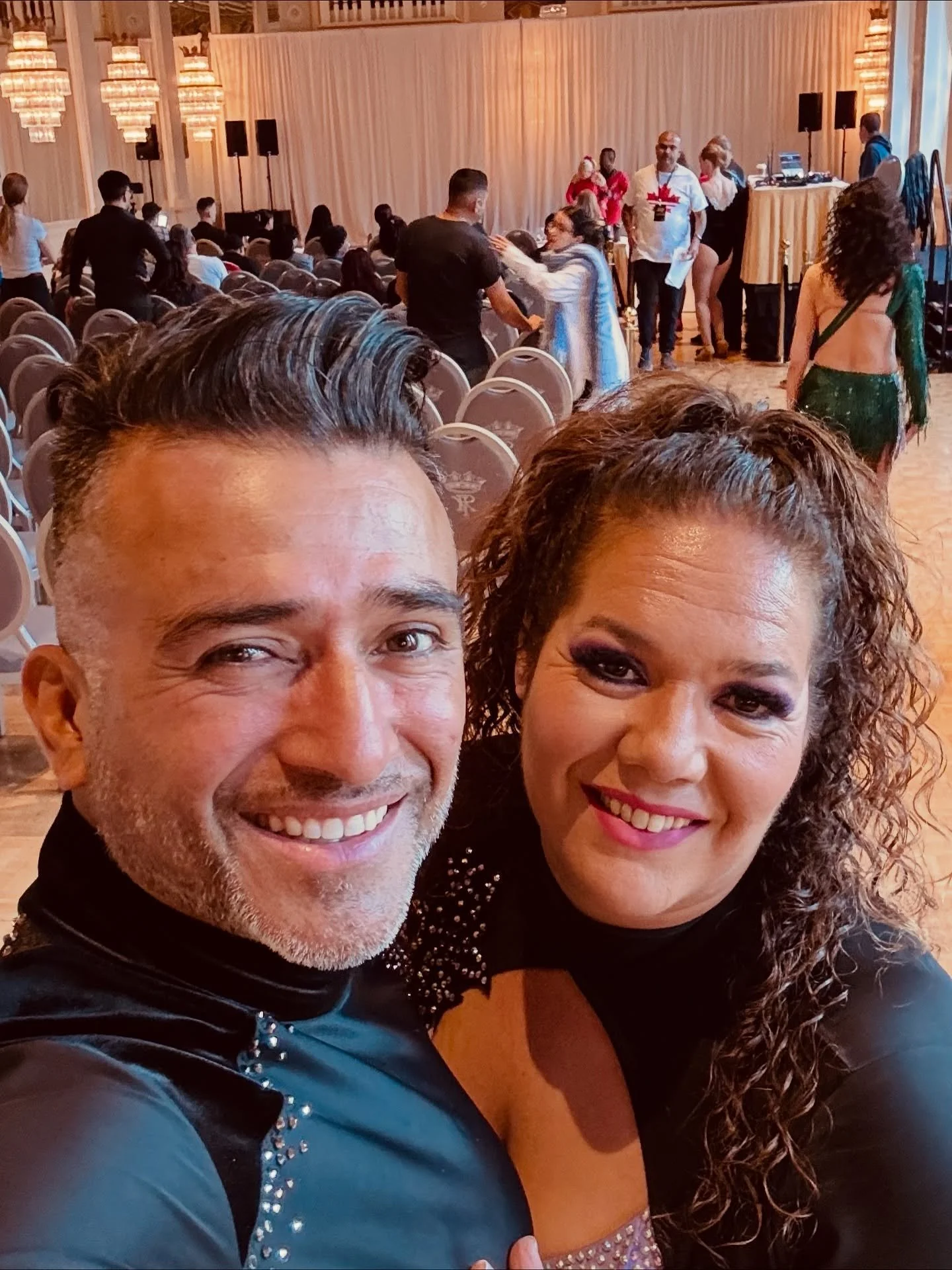 Il y a des moments qui vont bien au-del&agrave; de la danse. 💫
Des instants o&ugrave; la passion, la musique et les sourires se m&ecirc;lent pour cr&eacute;er une &eacute;nergie unique &mdash; celle qui unit les c&oelig;urs et fait vibrer les &acirc