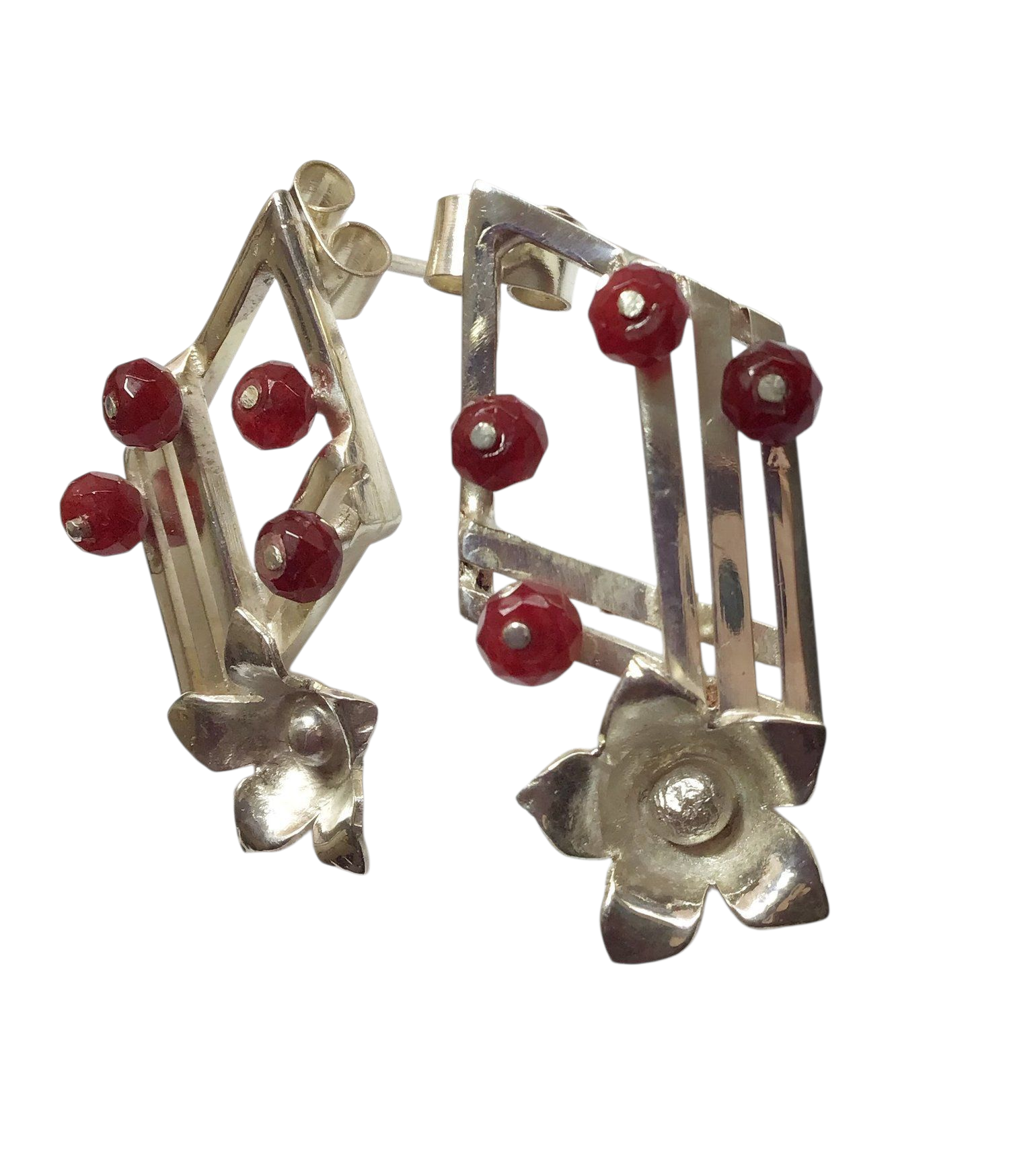 With a light blend between geometric diamond shapes and nature, this 950 handmade silver earrings are the perfect touch.   Adorned with Ganet gemstones.