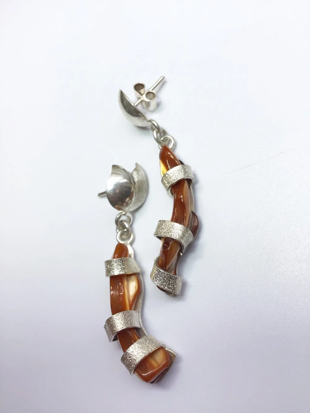 Made to overcome horizons and make anything happen. Fly earrings are made of silver 950 and mother of pearl. 