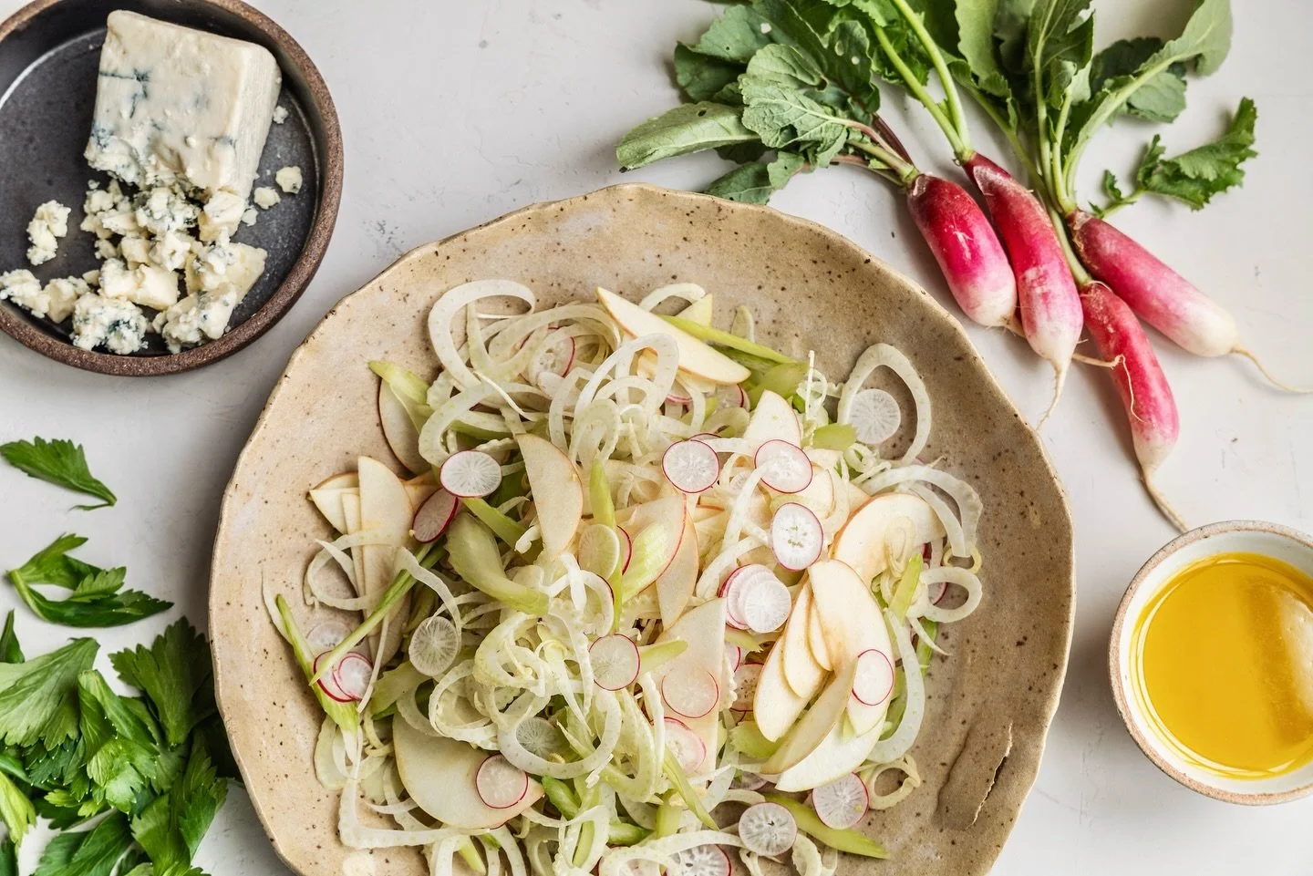 A shaved celery and fennel salad for summer! It&rsquo;s light and crisp and flavorful, just how a salad should be 🌱🫜🍎
&nbsp;
Recipe below! 
&nbsp;
𝗩𝗶𝗻𝗮𝗶𝗴𝗿𝗲𝘁𝘁𝗲
Juice of one lemon
2 anchovies, chopped and smashed to a fine paste
1 garlic 
