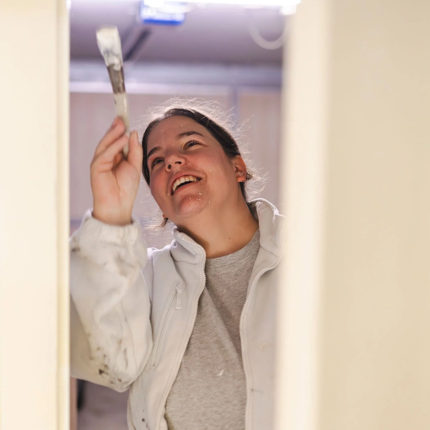 Janine Hartmann, Mitarbeitende bei Petra Röllin Malerbetrieb.