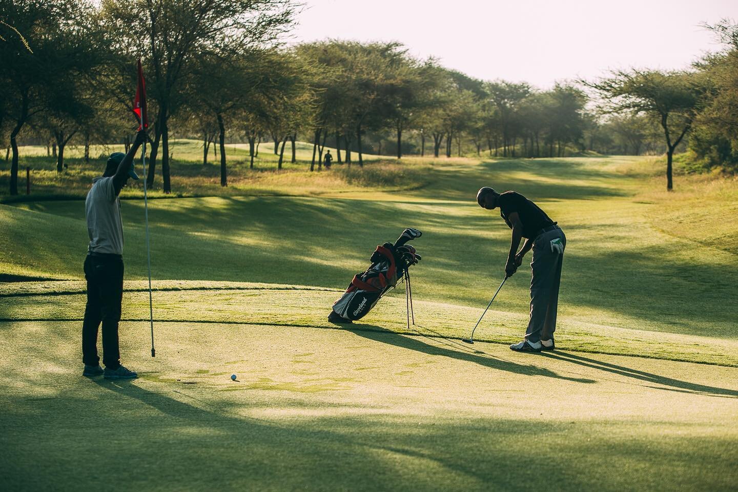 𝒢𝑜𝓁𝒻 𝒶𝓉 𝒹𝒶𝓌𝓃

There is nothing quite like tee-ing off early, whilst the air is still cool and the morning dew covers the greens. 

The Golf Safari House, located just around the corner from the golf club, means guests can enjoy the pleasure