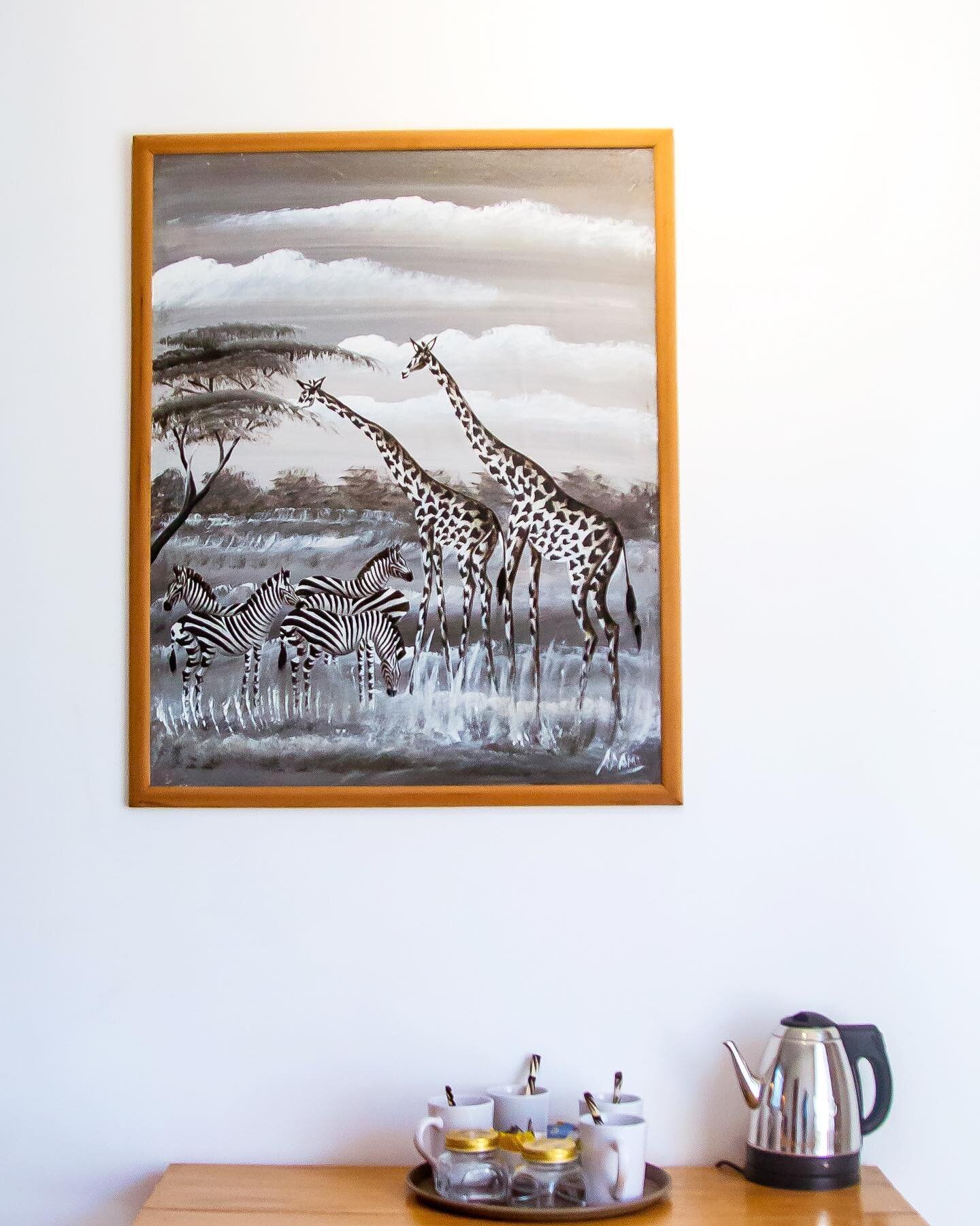 Traditional African art in the Family Room 🦓

The blend of these traditional pieces with our modern furniture is what makes our hotel so interesting and unique!

#thesafarihouse #decor #traditionalafricanart #artwork #familyroom #mixofoldandnew #des