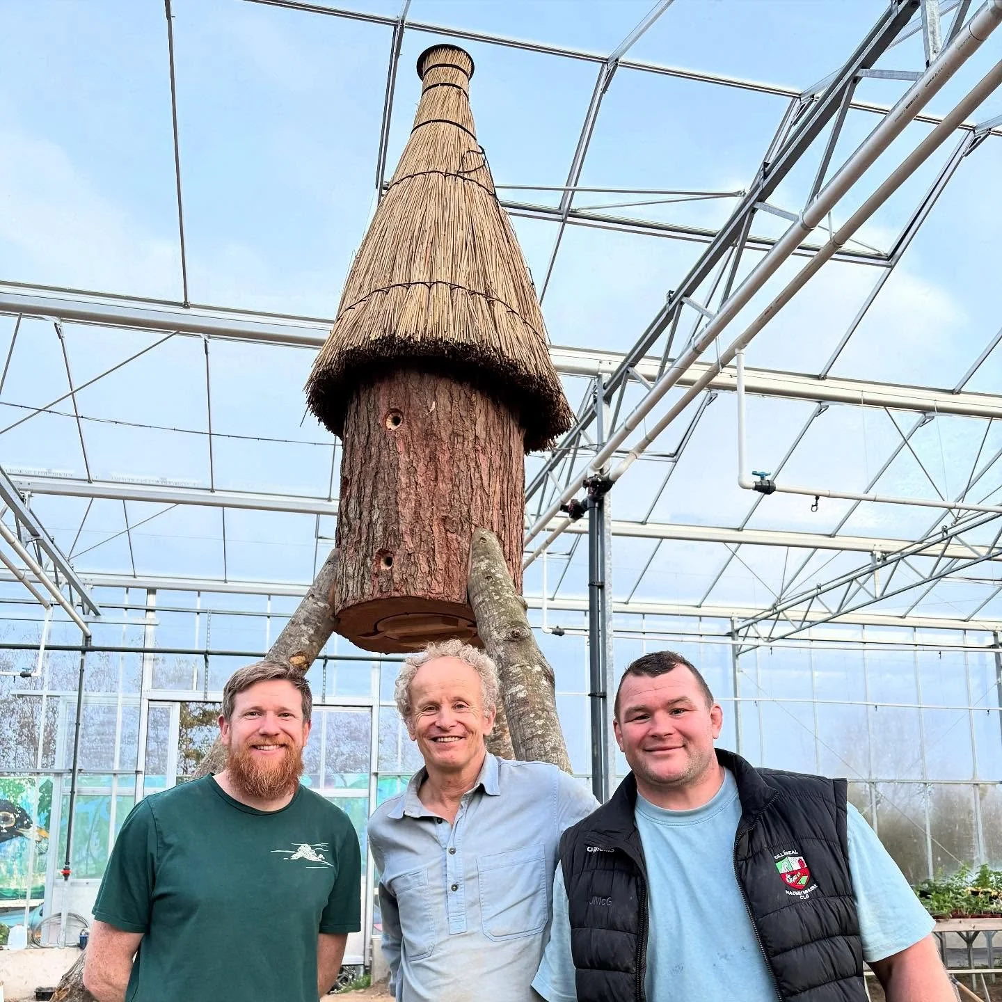 Last week we had the pleasure of meeting Matt Somerville from @_beekindhives_  at the @ballymaloeorganicfarmschool. We have been following his journey from afar but so great to meet the legend in person. It was a fantastic time of learning and banter