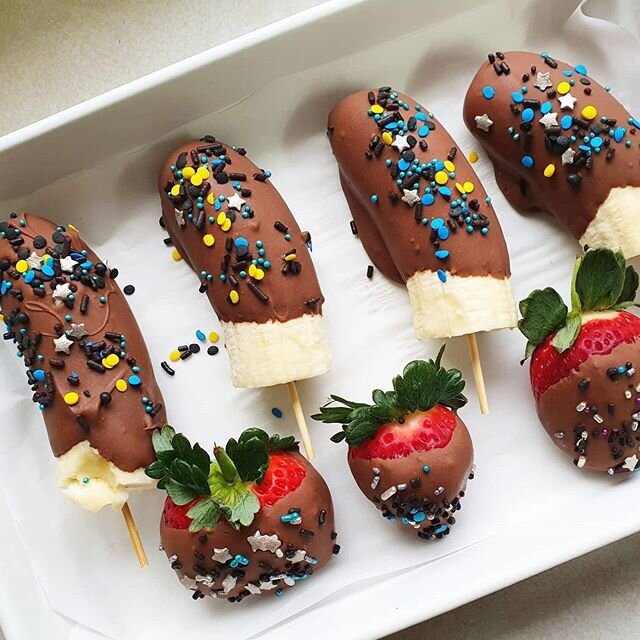 Yummmmmmmm
Who doesn't love fruit smothered in chocolate with crazy fun sprinkles added
for that extra 💥

Another Kids Party
LETS PARTY
.
.
.
.
.
.
.
 #kidsbirthdays #birthdayplatter #partyplatter #Antipasto #theantipastoqueen #gourmet #gourmetcreat