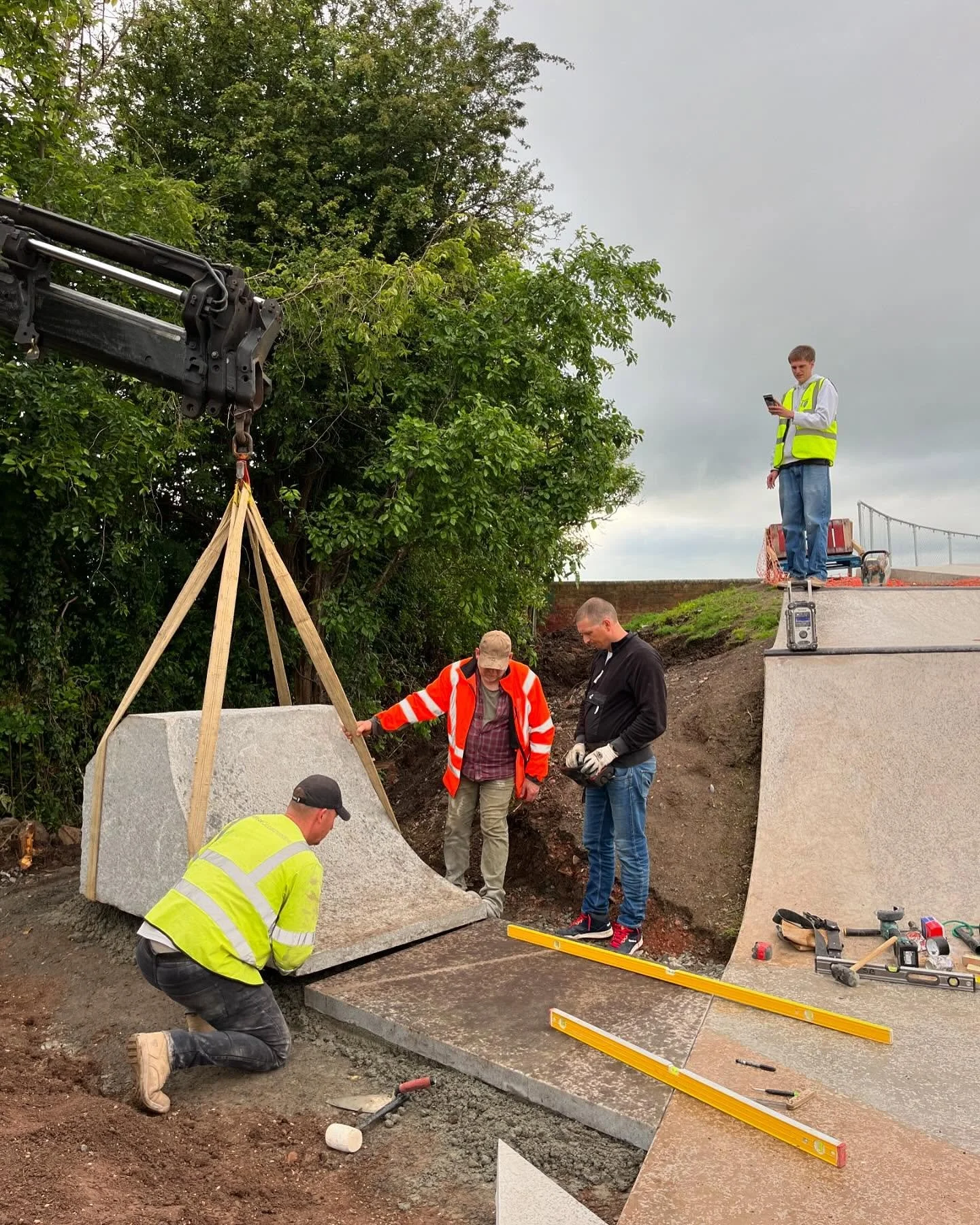 Inspiring to be working at #herefordskatepark together with the many skilled and enthusiastic volunteers in helping install the donated #chelseaflowershow garden designed by @betongpark @betongparkltd &amp; @planetgoodearth #skatepark #hereford #hove