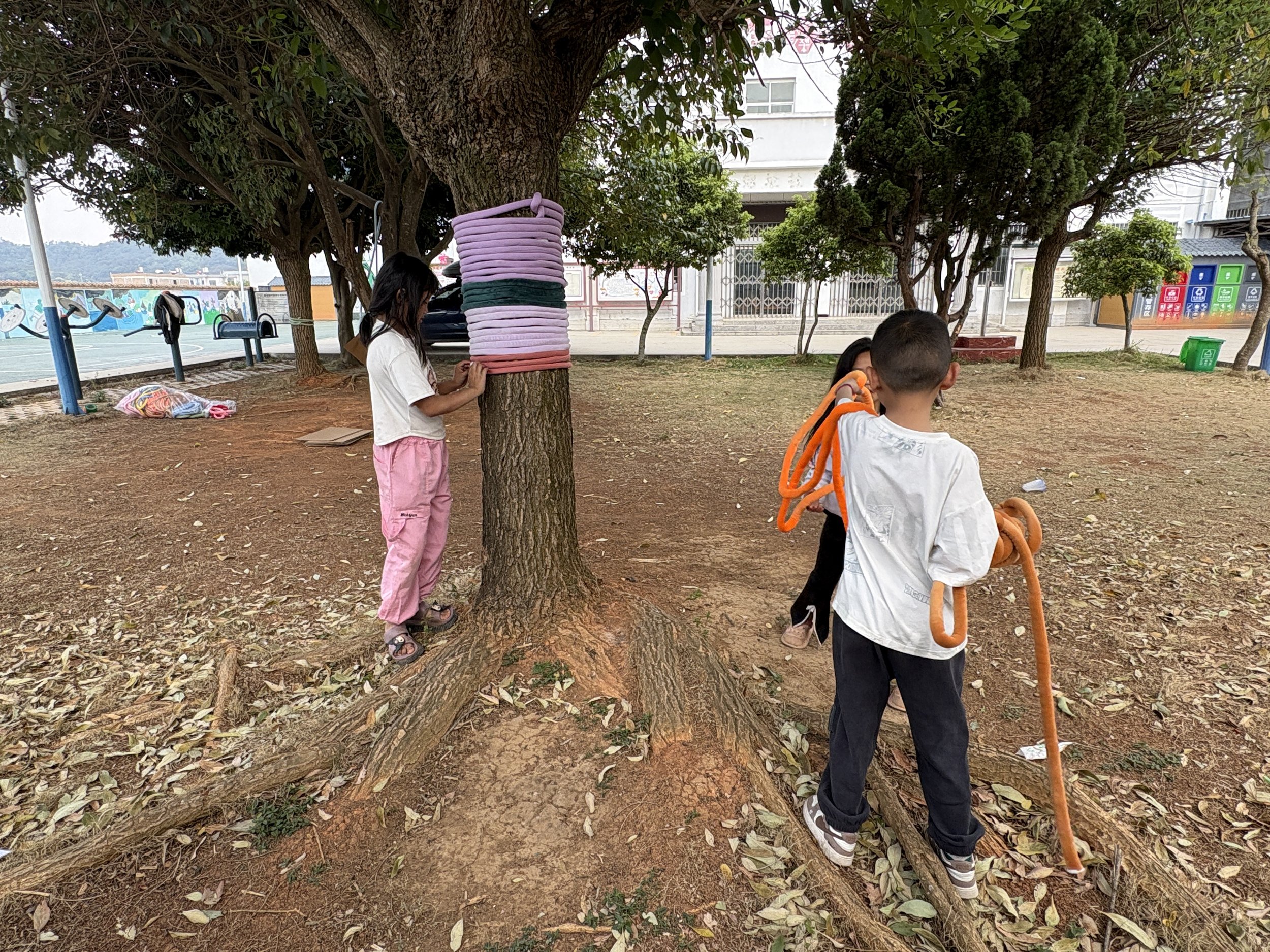 Between wrapping and unwrapping yarn