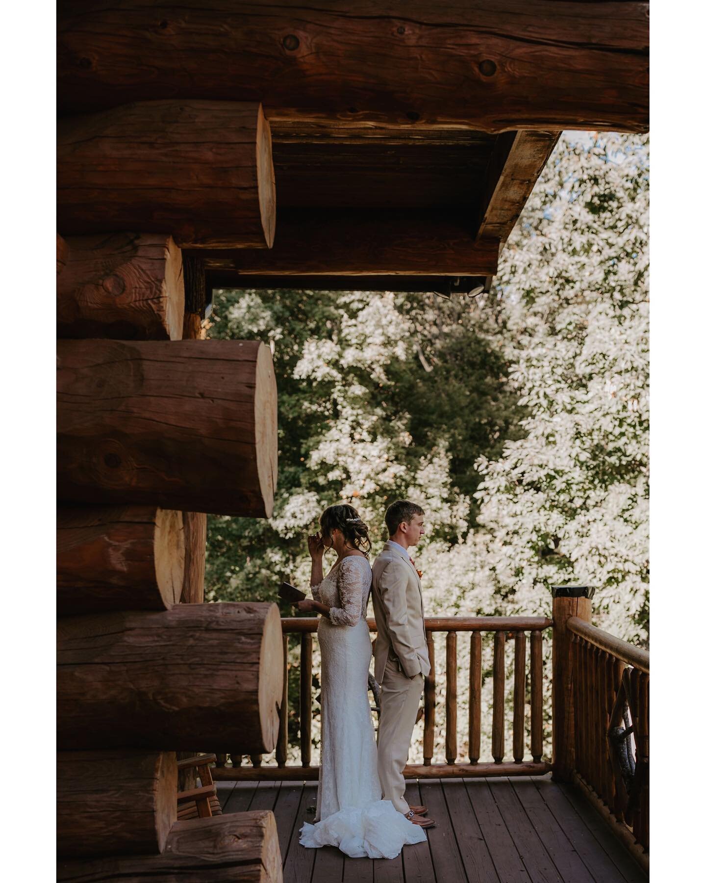 A wedding at a cabin in the mountains&hellip;pure romance ✨
.
.
.
.
.
#tennesseeweddingphotographer #ashevilleweddingphotographer #weddingdayphotography #aintlovegrand #destinationweddingphotographer